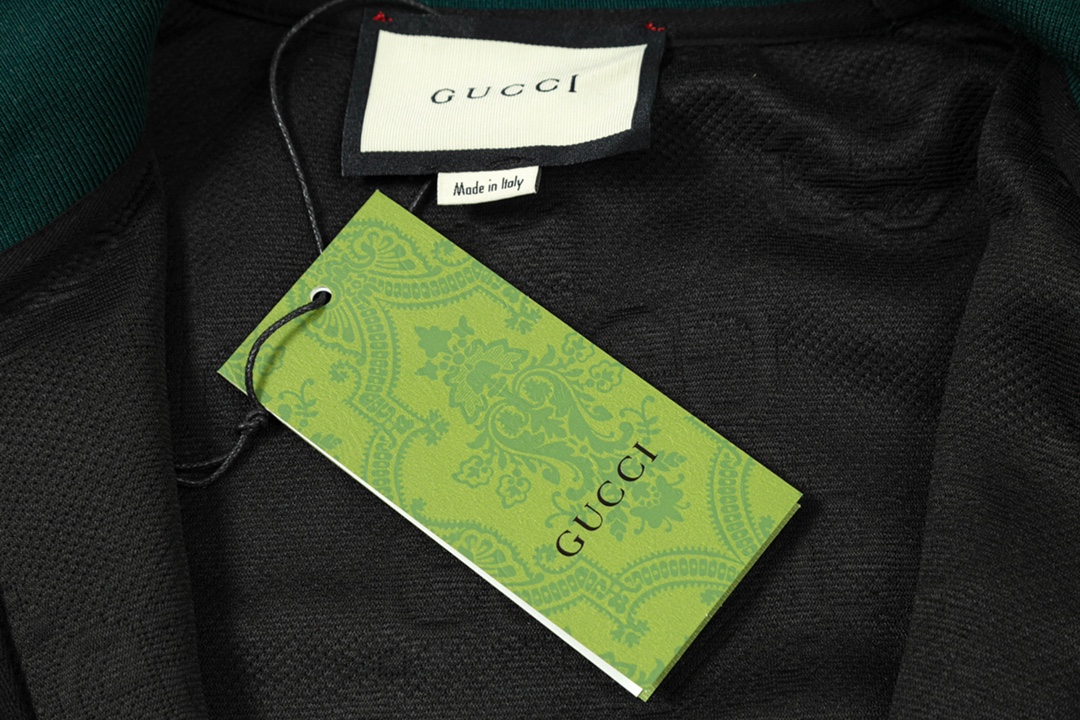 “Gucci Black Logo Band Jacket: High-Quality Classic with Special Details” - 图片 3