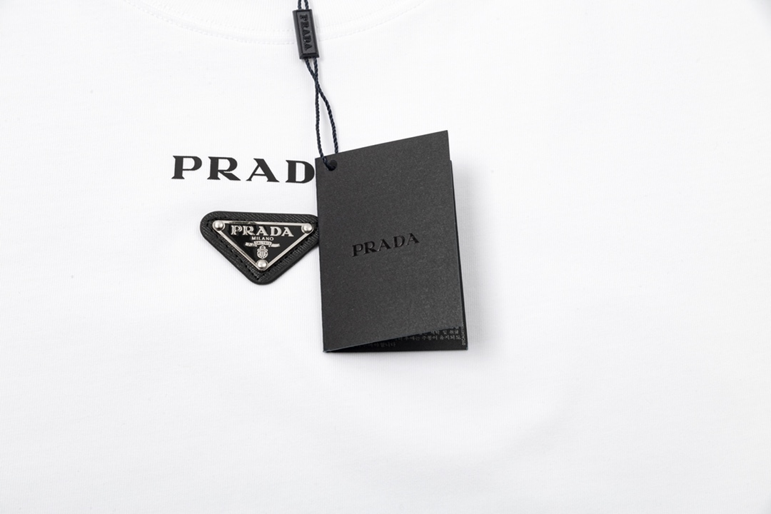 p70
PRADA 普拉达  字母印花 金属三角标
升级，灵感源自八十年代复古
原版面料 官方同款  短袖T恤
定制 同缸染面料  手感非常舒服  
春夏最新砖柜同步  时尚又个性 超级百搭好看                
男女都非常合适  人手必备款 
吊牌 领标 水洗麦 三标齐全
颜色: 白色
尺码：S M L XL