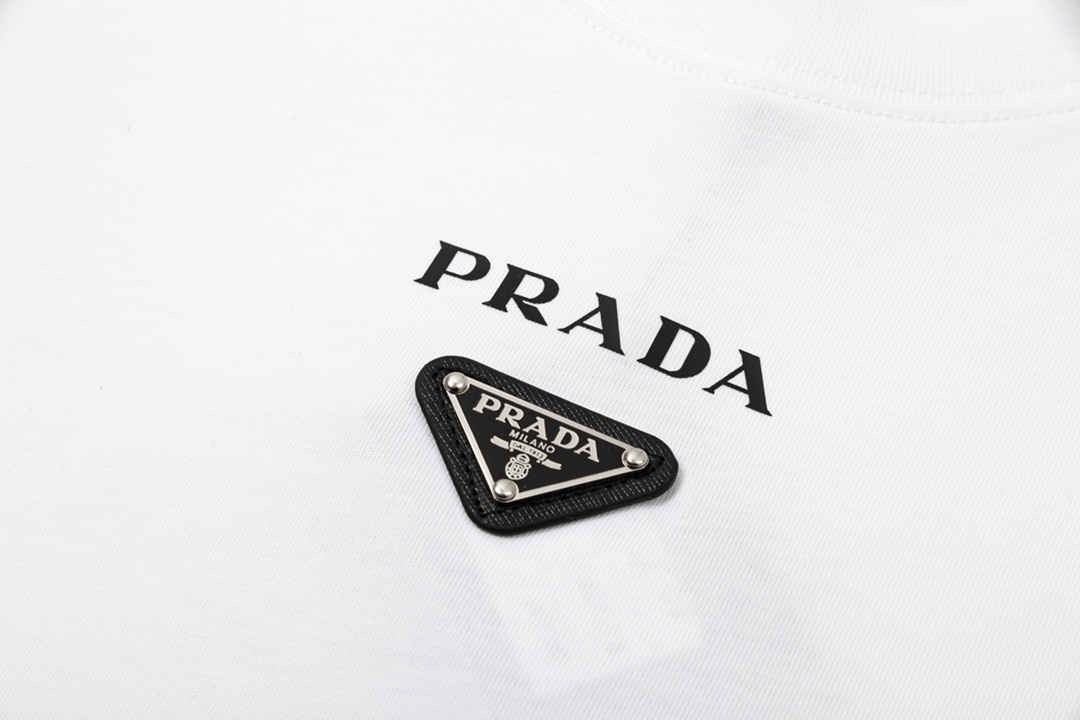 p70
PRADA 普拉达  字母印花 金属三角标
升级，灵感源自八十年代复古
原版面料 官方同款  短袖T恤
定制 同缸染面料  手感非常舒服  
春夏最新砖柜同步  时尚又个性 超级百搭好看                
男女都非常合适  人手必备款 
吊牌 领标 水洗麦 三标齐全
颜色: 白色
尺码：S M L XL