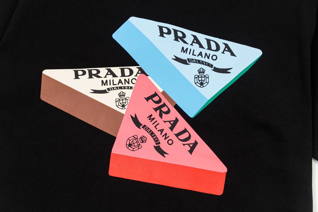 p70
PRADA 普拉达  三色字母三角标印花
升级，灵感源自八十年代复古
原版面料 官方同款  短袖T恤
定制 310克 同缸染面料  手感非常舒服  
春夏最新砖柜同步  时尚又个性 超级百搭              
男女都非常合适  人手必备款 
吊牌 领标 水洗麦 三标齐全
颜色: 黑色
尺码：S M L XL