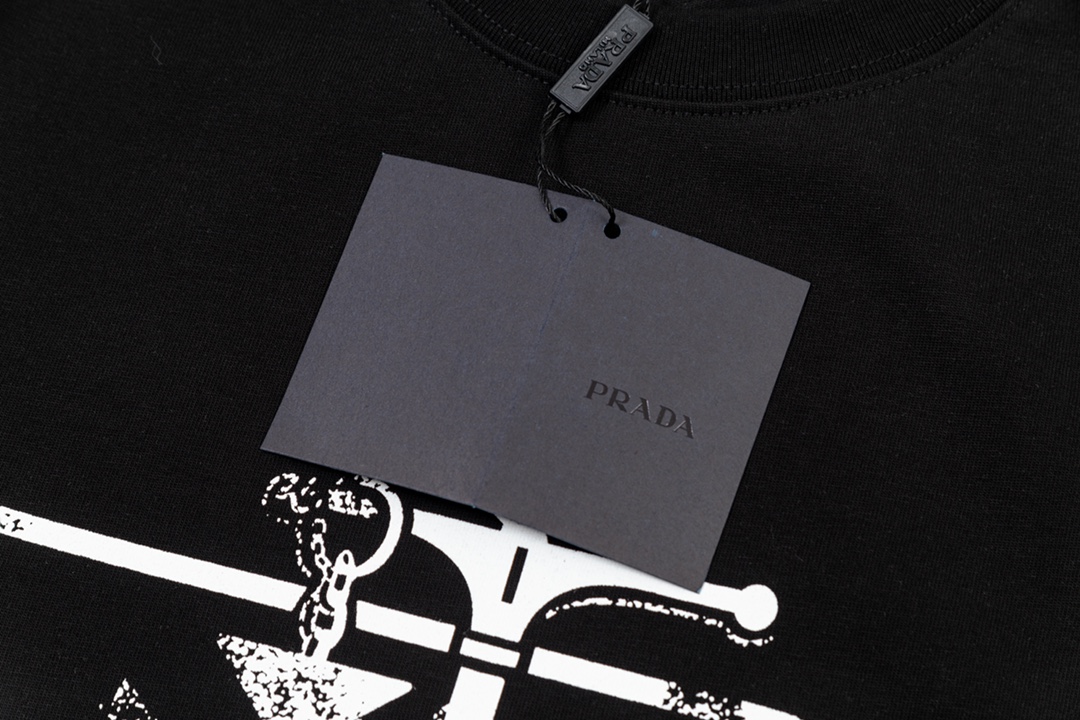 
PRADA 普拉达  船锚字母三角标印花
升级，灵感源自八十年代复古
原版面料 官方同款  短袖T恤

