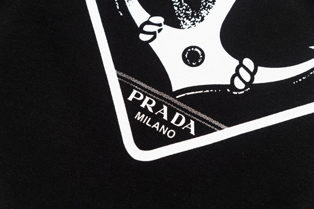 
PRADA 普拉达  船锚字母三角标印花
升级，灵感源自八十年代复古
原版面料 官方同款  短袖T恤
