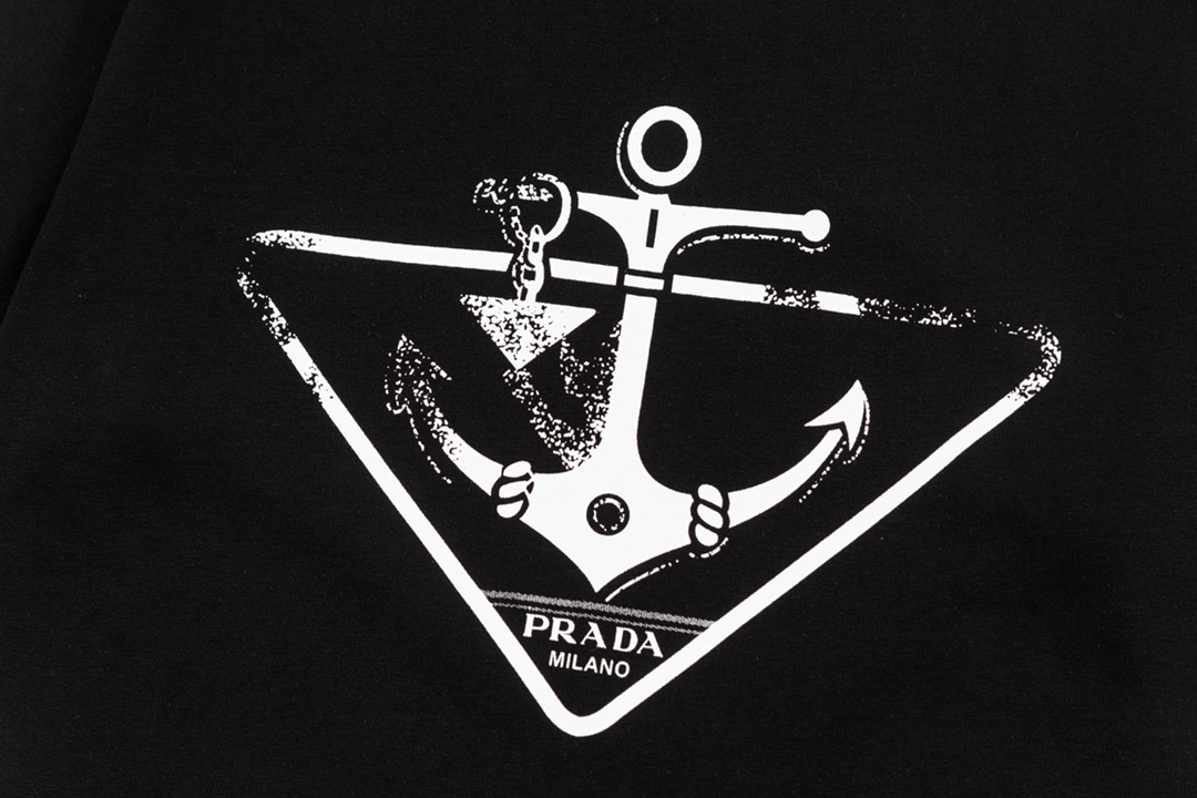 
PRADA 普拉达  船锚字母三角标印花
升级，灵感源自八十年代复古
原版面料 官方同款  短袖T恤
