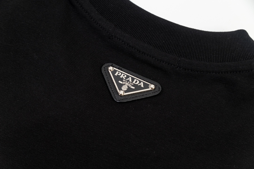 
PRADA 普拉达  船锚字母三角标印花
升级，灵感源自八十年代复古
原版面料 官方同款  短袖T恤
