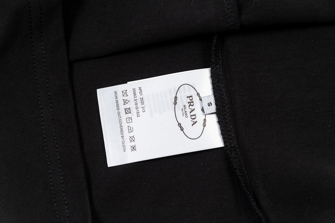 
PRADA 普拉达  黑白字母烫钻
升级，灵感源自八十年代复古
原版面料 官方同款  短袖T恤
定制 