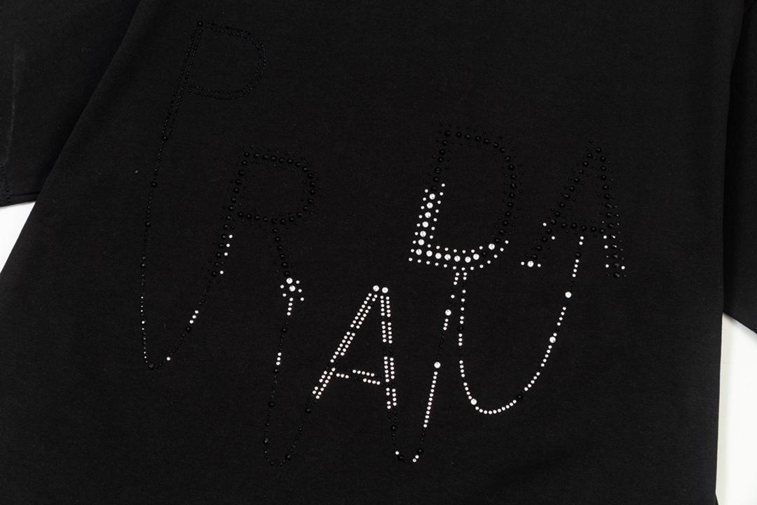 
PRADA 普拉达  黑白字母烫钻
升级，灵感源自八十年代复古
原版面料 官方同款  短袖T恤
定制 
