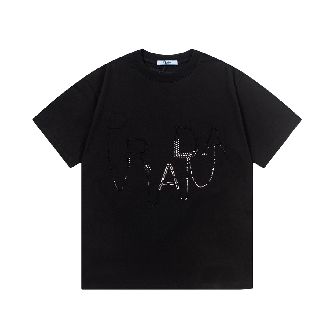 
PRADA 普拉达  黑白字母烫钻
升级，灵感源自八十年代复古
原版面料 官方同款  短袖T恤
定制 