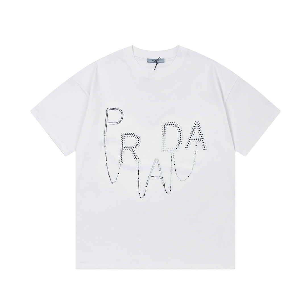 
PRADA 普拉达  黑白字母烫钻
升级，灵感源自八十年代复古
原版面料 官方同款  短袖T恤
定制 