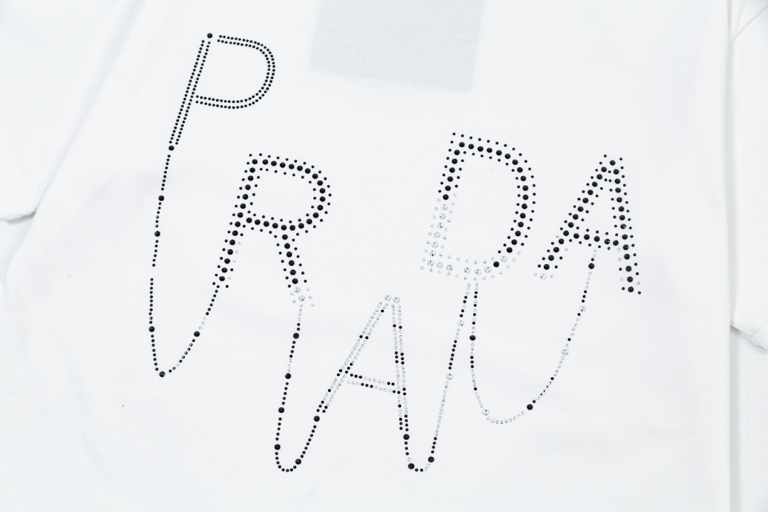 
PRADA 普拉达  黑白字母烫钻
升级，灵感源自八十年代复古
原版面料 官方同款  短袖T恤
定制 