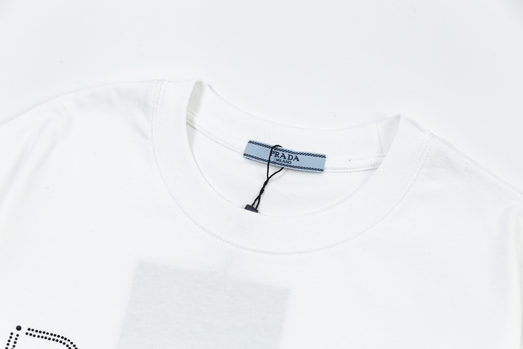 
PRADA 普拉达  黑白字母烫钻
升级，灵感源自八十年代复古
原版面料 官方同款  短袖T恤
定制 