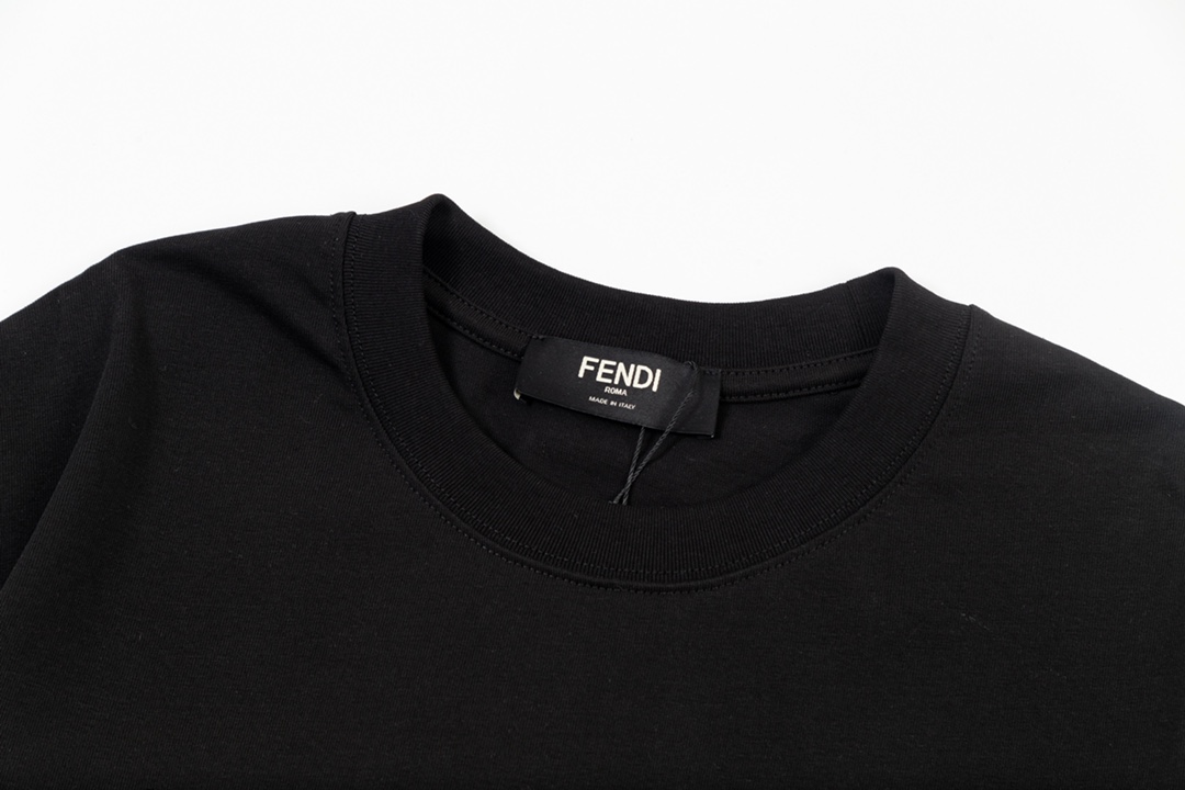 
FENDI 芬迪  双色绒面字母印花
升级，灵感源自八十年代复古
原版面料 官方同款  短袖T恤
定制