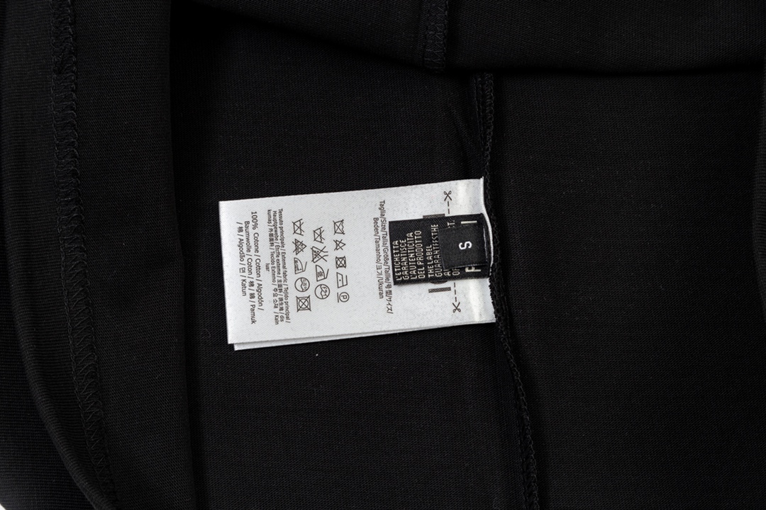
FENDI 芬迪  双色绒面字母印花
升级，灵感源自八十年代复古
原版面料 官方同款  短袖T恤
定制