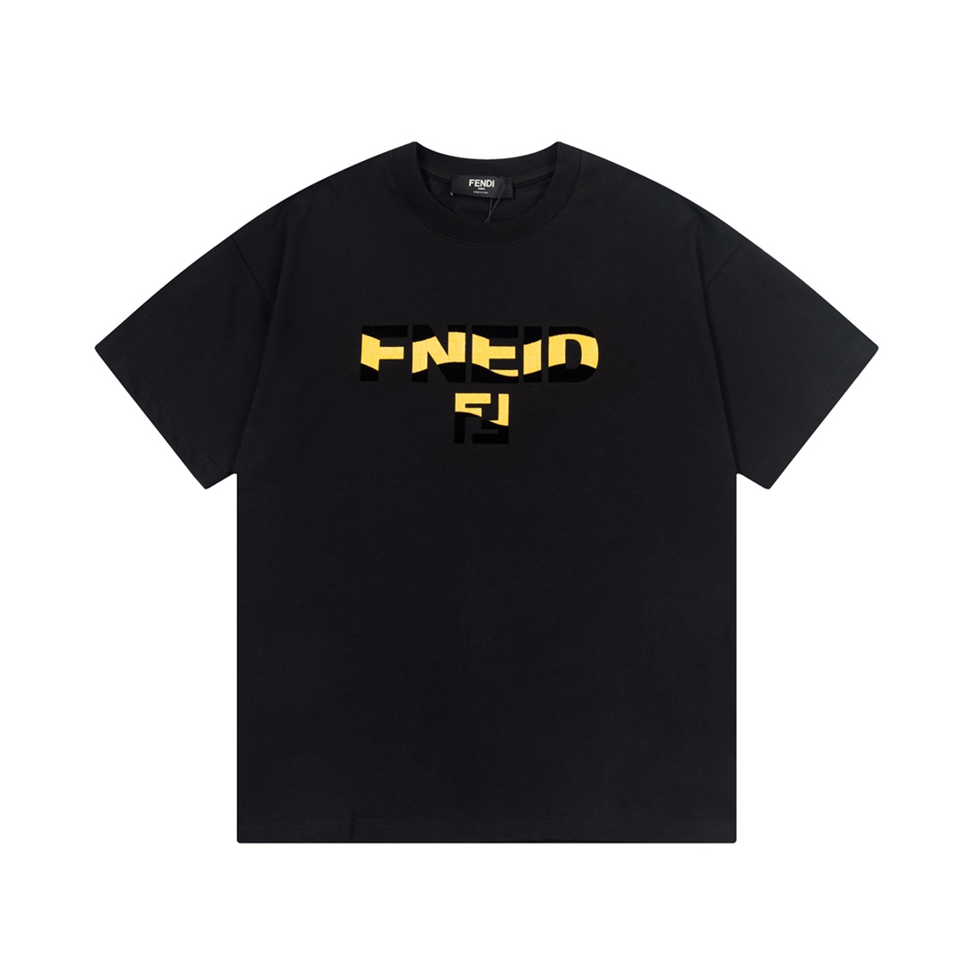 
FENDI 芬迪  双色绒面字母印花
升级，灵感源自八十年代复古
原版面料 官方同款  短袖T恤
定制