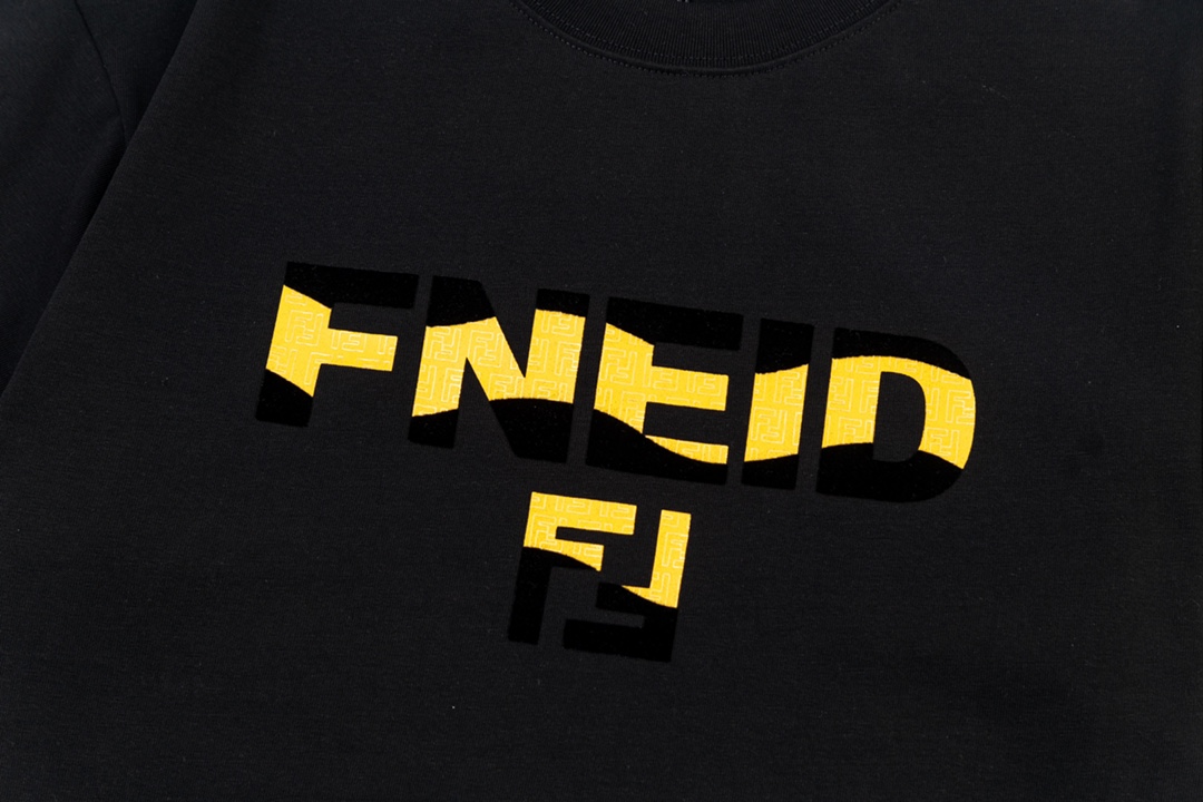 
FENDI 芬迪  双色绒面字母印花
升级，灵感源自八十年代复古
原版面料 官方同款  短袖T恤
定制