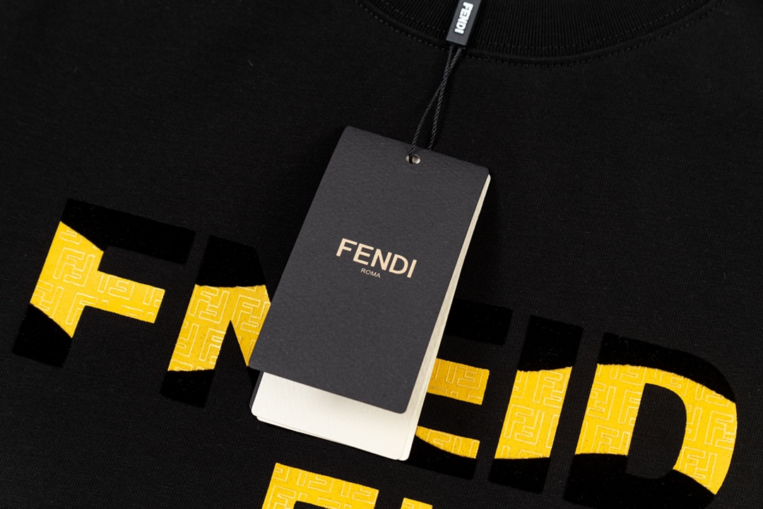 
FENDI 芬迪  双色绒面字母印花
升级，灵感源自八十年代复古
原版面料 官方同款  短袖T恤
定制
