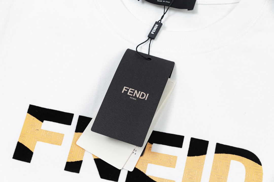 
FENDI 芬迪  双色绒面字母印花
升级，灵感源自八十年代复古
原版面料 官方同款  短袖T恤
定制