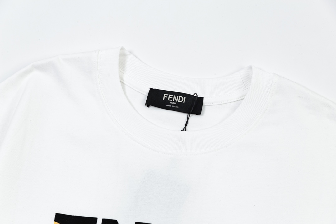 
FENDI 芬迪  双色绒面字母印花
升级，灵感源自八十年代复古
原版面料 官方同款  短袖T恤
定制
