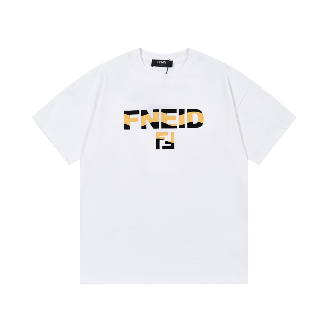 
FENDI 芬迪  双色绒面字母印花
升级，灵感源自八十年代复古
原版面料 官方同款  短袖T恤
定制