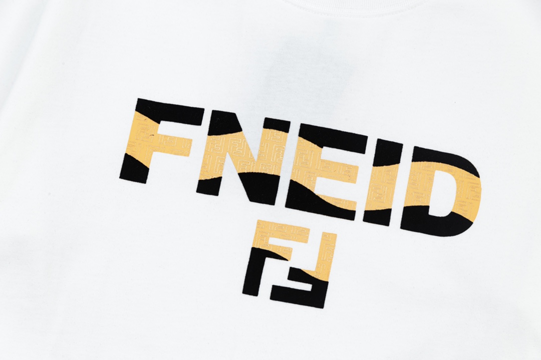 
FENDI 芬迪  双色绒面字母印花
升级，灵感源自八十年代复古
原版面料 官方同款  短袖T恤
定制