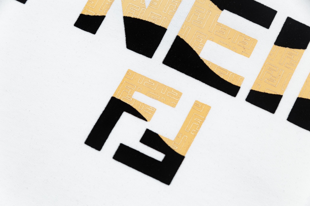 
FENDI 芬迪  双色绒面字母印花
升级，灵感源自八十年代复古
原版面料 官方同款  短袖T恤
定制