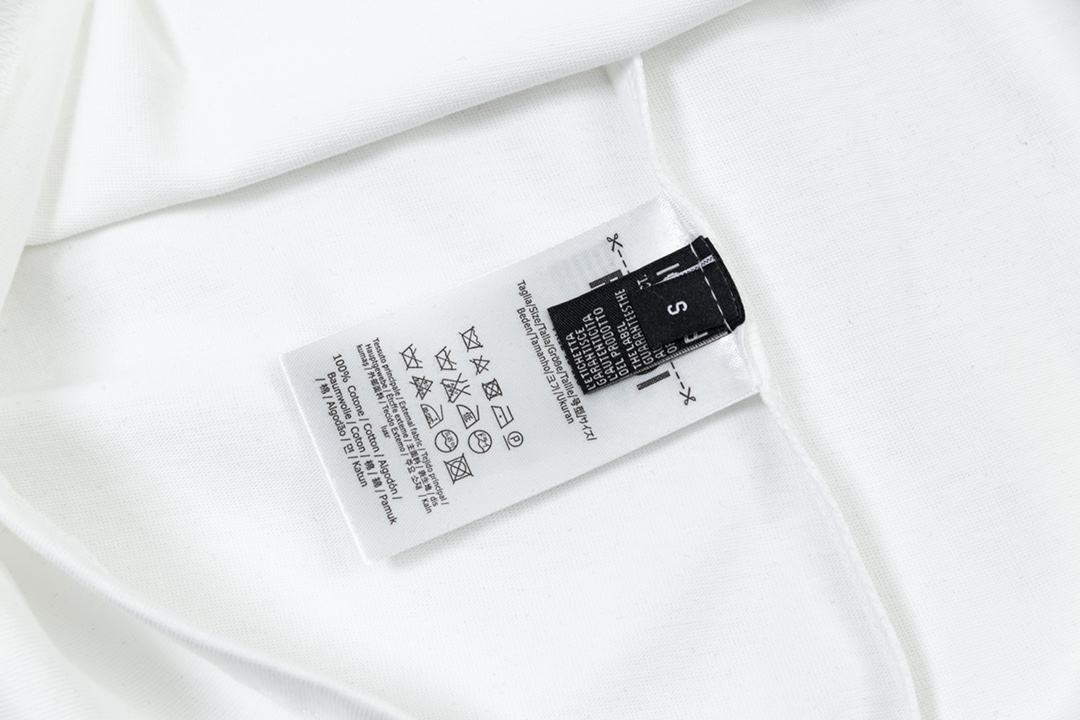 
FENDI 芬迪  双色绒面字母印花
升级，灵感源自八十年代复古
原版面料 官方同款  短袖T恤
定制