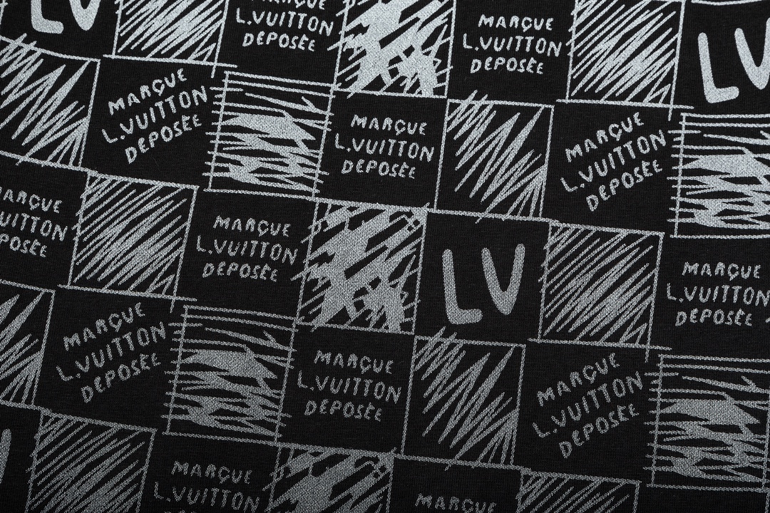 
 Louis Vuitton/路易威登 棋盘格字母印花
升级，灵感源自八十年代复古
原版面料 官方同款
