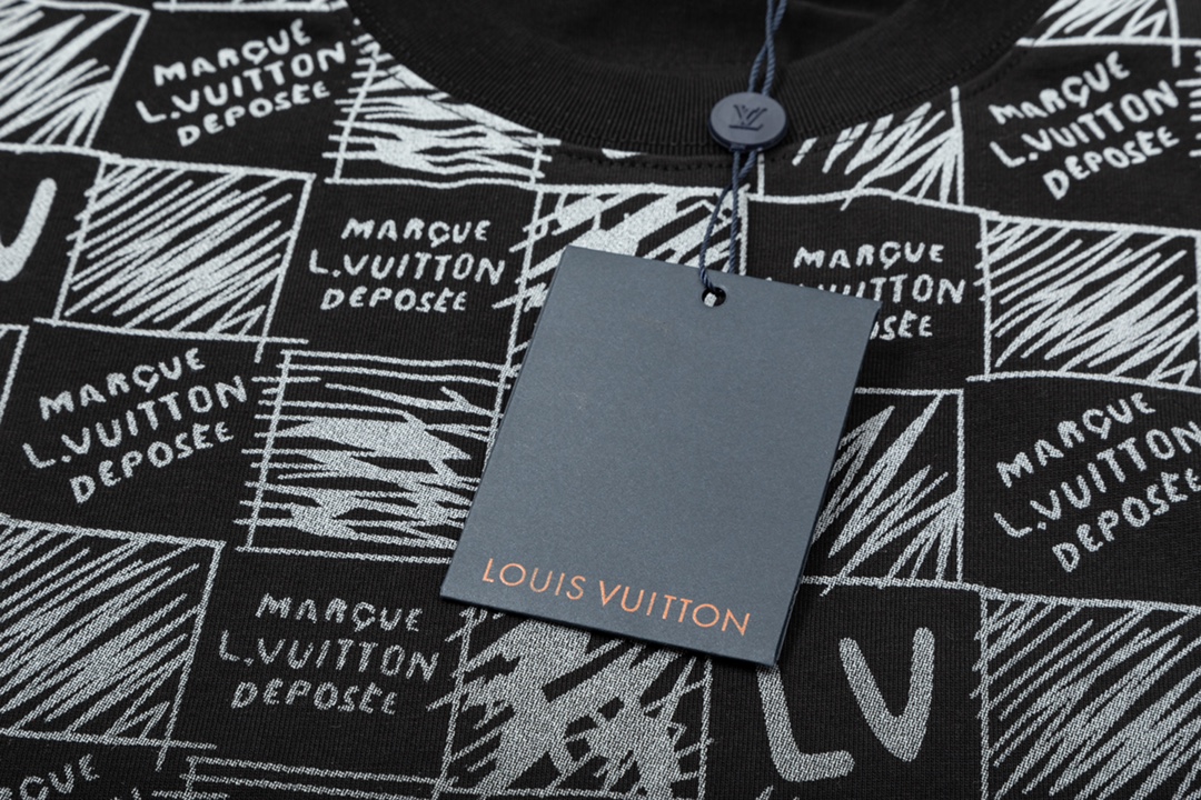 
 Louis Vuitton/路易威登 棋盘格字母印花
升级，灵感源自八十年代复古
原版面料 官方同款