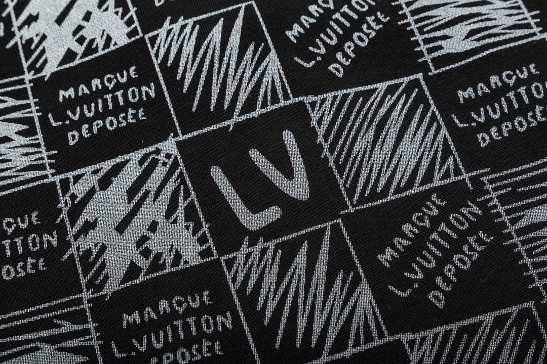 
 Louis Vuitton/路易威登 棋盘格字母印花
升级，灵感源自八十年代复古
原版面料 官方同款