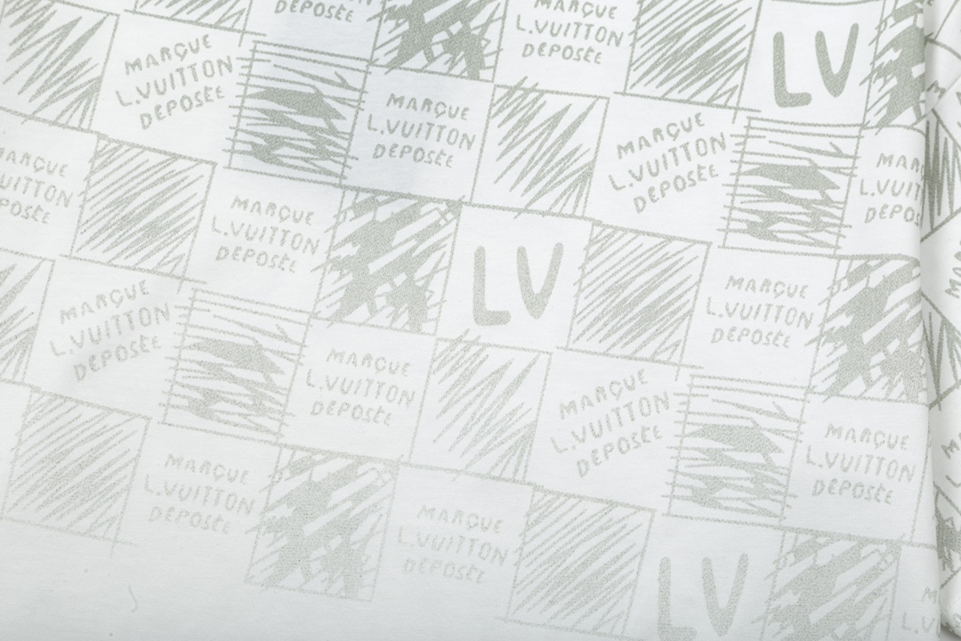 
 Louis Vuitton/路易威登 棋盘格字母印花
升级，灵感源自八十年代复古
原版面料 官方同款