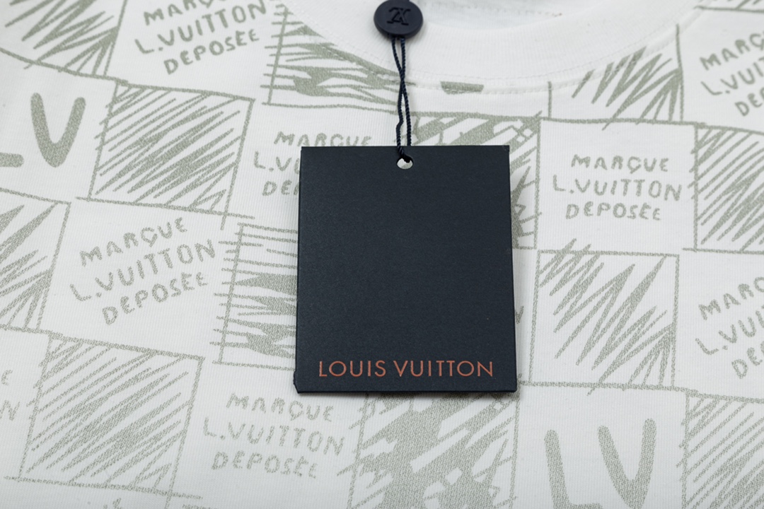 
 Louis Vuitton/路易威登 棋盘格字母印花
升级，灵感源自八十年代复古
原版面料 官方同款