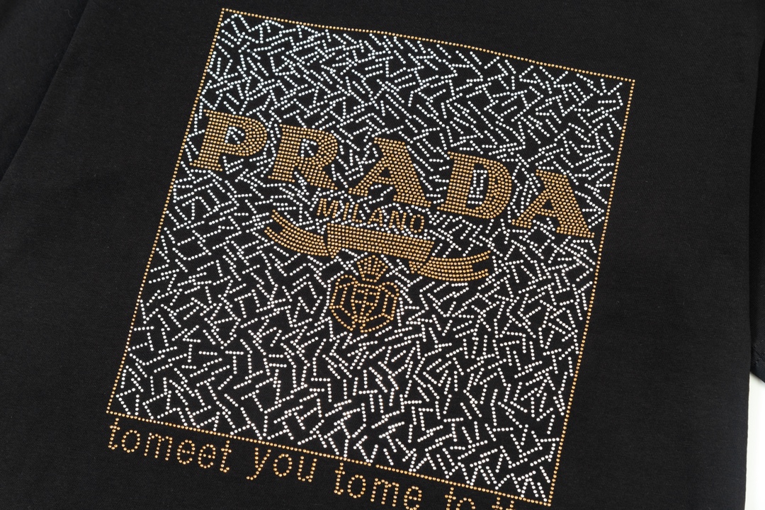 🅿️90
PRADA 普拉达  大幅拼色字母三角标烫钻
升级，灵感源自八十年代复古
原版面料 官方同款  短袖T恤
定制 310克 同缸染面料  手感非常舒服  
春夏最新砖柜同步  时尚又个性 超级百搭              
男女都非常合适  人手必备款 
吊牌 领标 水洗麦 三标齐全
颜色: 黑色
尺码：S M L XL