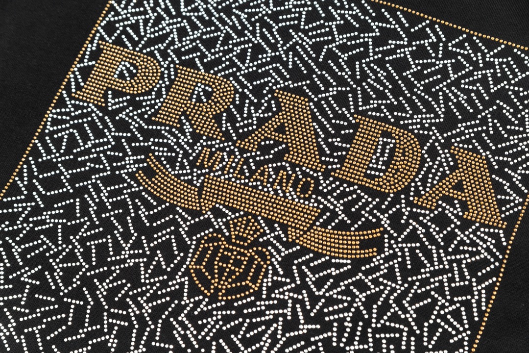 🅿️90
PRADA 普拉达  大幅拼色字母三角标烫钻
升级，灵感源自八十年代复古
原版面料 官方同款  短袖T恤
定制 310克 同缸染面料  手感非常舒服  
春夏最新砖柜同步  时尚又个性 超级百搭              
男女都非常合适  人手必备款 
吊牌 领标 水洗麦 三标齐全
颜色: 黑色
尺码：S M L XL