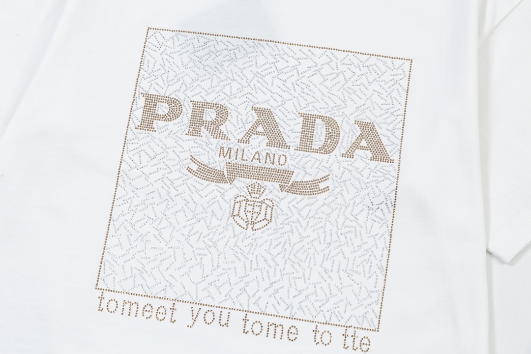 🅿️90
PRADA 普拉达  大幅拼色字母三角标烫钻
升级，灵感源自八十年代复古
原版面料 官方同款  短袖T恤
定制 310克 同缸染面料  手感非常舒服  
春夏最新砖柜同步  时尚又个性 超级百搭              
男女都非常合适  人手必备款 
吊牌 领标 水洗麦 三标齐全
颜色: 白色
尺码：S M L XL