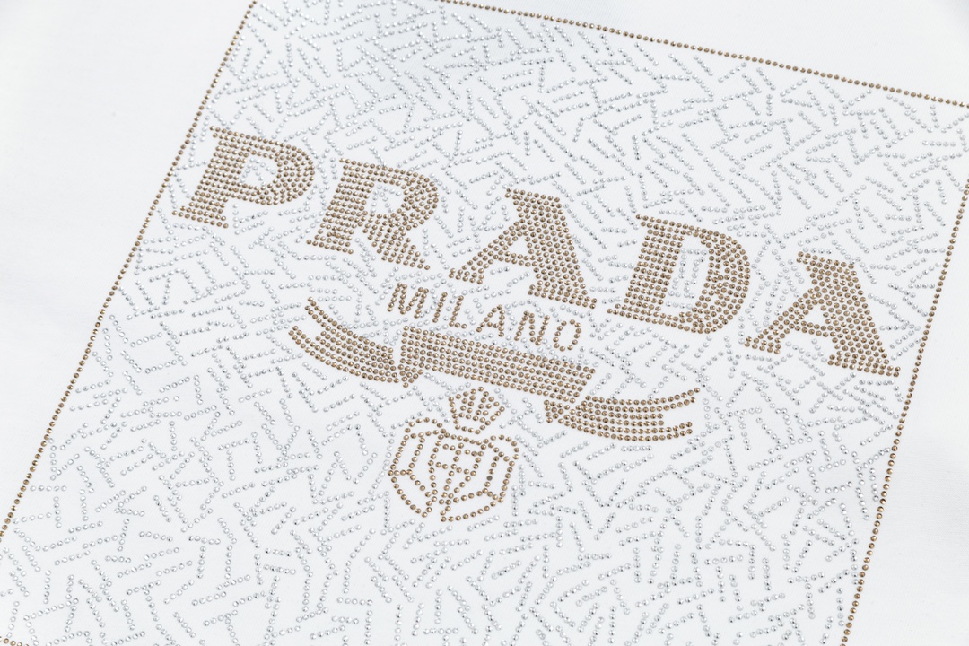 🅿️90
PRADA 普拉达  大幅拼色字母三角标烫钻
升级，灵感源自八十年代复古
原版面料 官方同款  短袖T恤
定制 310克 同缸染面料  手感非常舒服  
春夏最新砖柜同步  时尚又个性 超级百搭              
男女都非常合适  人手必备款 
吊牌 领标 水洗麦 三标齐全
颜色: 白色
尺码：S M L XL