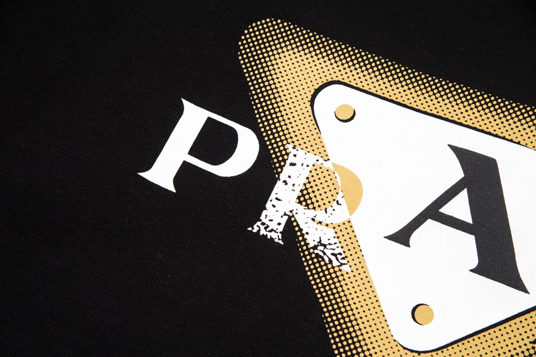 🅿️85
PRADA 普拉达  字母三角标涂鸦印花
升级，灵感源自八十年代复古
原版面料 官方同款  短袖T恤
定制 310克 同缸染面料  手感非常舒服  
春夏最新砖柜同步  时尚又个性 超级百搭              
男女都非常合适  人手必备款 
吊牌 领标 水洗麦 三标齐全
颜色: 黑色
尺码：S M L XL