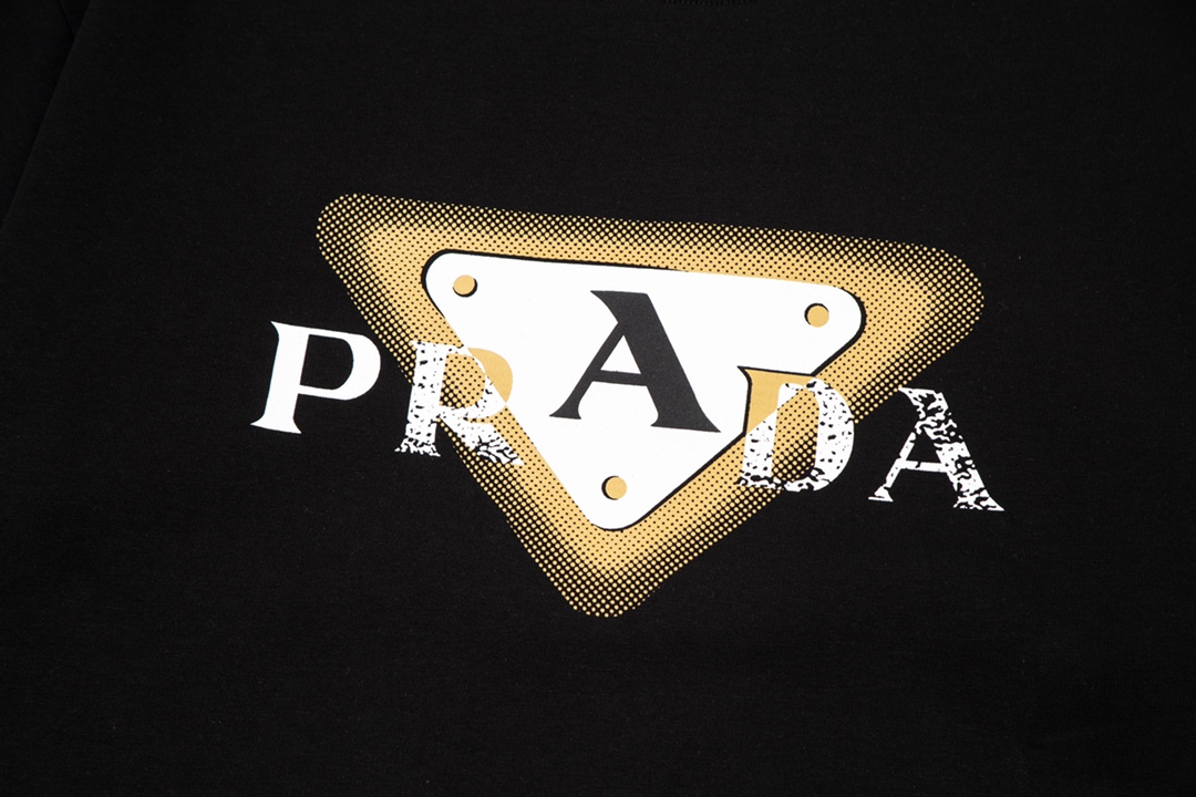 🅿️85
PRADA 普拉达  字母三角标涂鸦印花
升级，灵感源自八十年代复古
原版面料 官方同款  短袖T恤
定制 310克 同缸染面料  手感非常舒服  
春夏最新砖柜同步  时尚又个性 超级百搭              
男女都非常合适  人手必备款 
吊牌 领标 水洗麦 三标齐全
颜色: 黑色
尺码：S M L XL