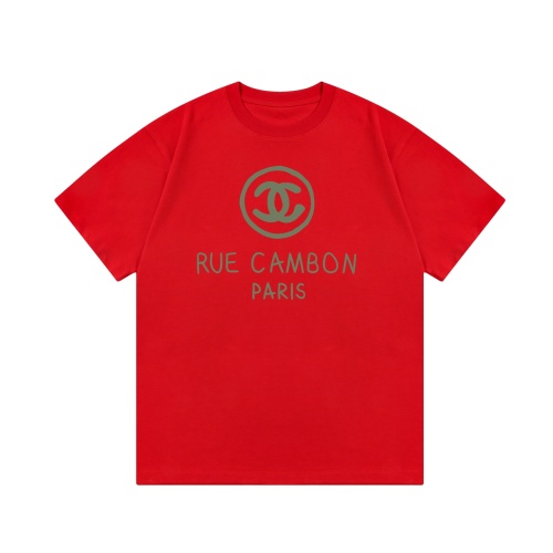 T-shirt Chanel Rouge Imprimé Logo Double C Rue Cambon Paris, Edition Limitée 1 T-shirt Chanel Rouge Imprimé Logo Double C Rue Cambon Paris, Edition Limitée