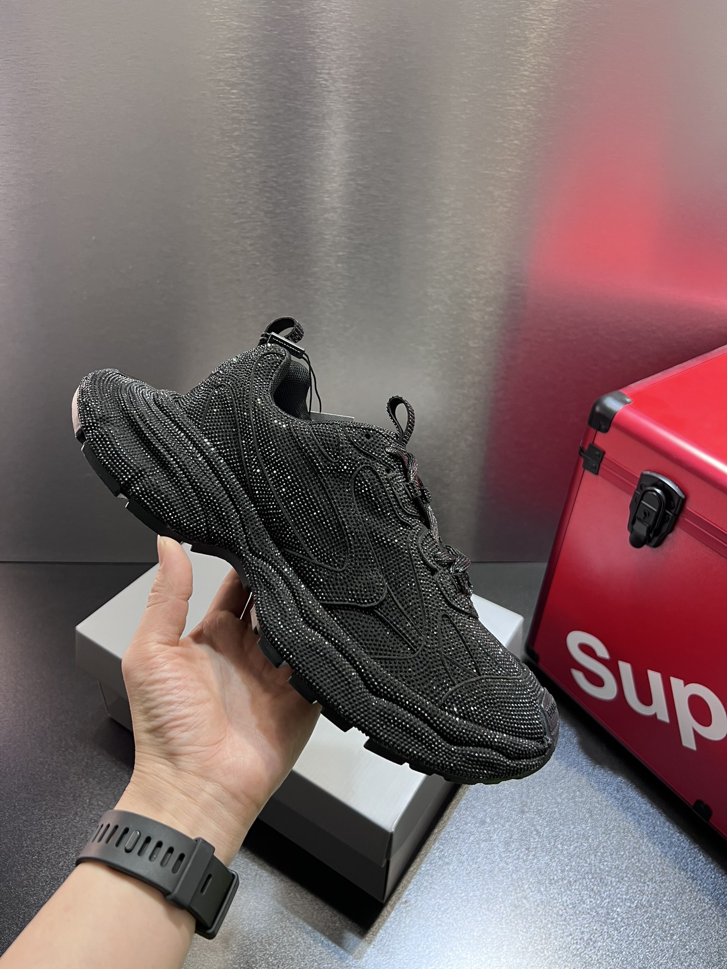 NO:284245,BALENCIAGA Balenciaga Handmade Diamond 3xl Series Retro Casual Sports Shoes Series launches to explore the concepts of originality and appropriation in the fashion industry, pay tribute to inheritance and classics with the new series, and use the iconic Balenciaga silhouette and abstract sole to create humorous and harmonious new ideas, the original one-to-one method, and the full package of handmade diamonds on the upper Exclusive combination of outsoles, authentic full packaging, 35-45, , balenciaga, balenciaga, sneakers19860909BALENCIAGA巴黎世家手工烫钻3xl系列 复古休闲运动鞋 系列推出探索时尚界对于原创与挪用的概念、以全新系列致敬传承与经典,以标志性Balenciaga廓形和抽象大底,碰撞出诙谐又和谐的新创意、原版一比一做法、鞋面手工烫钻全面包裹 独家组合大底、正品全套包装、码数35-45,,balenciaga,balenciaga,sneakers,Men's shoes