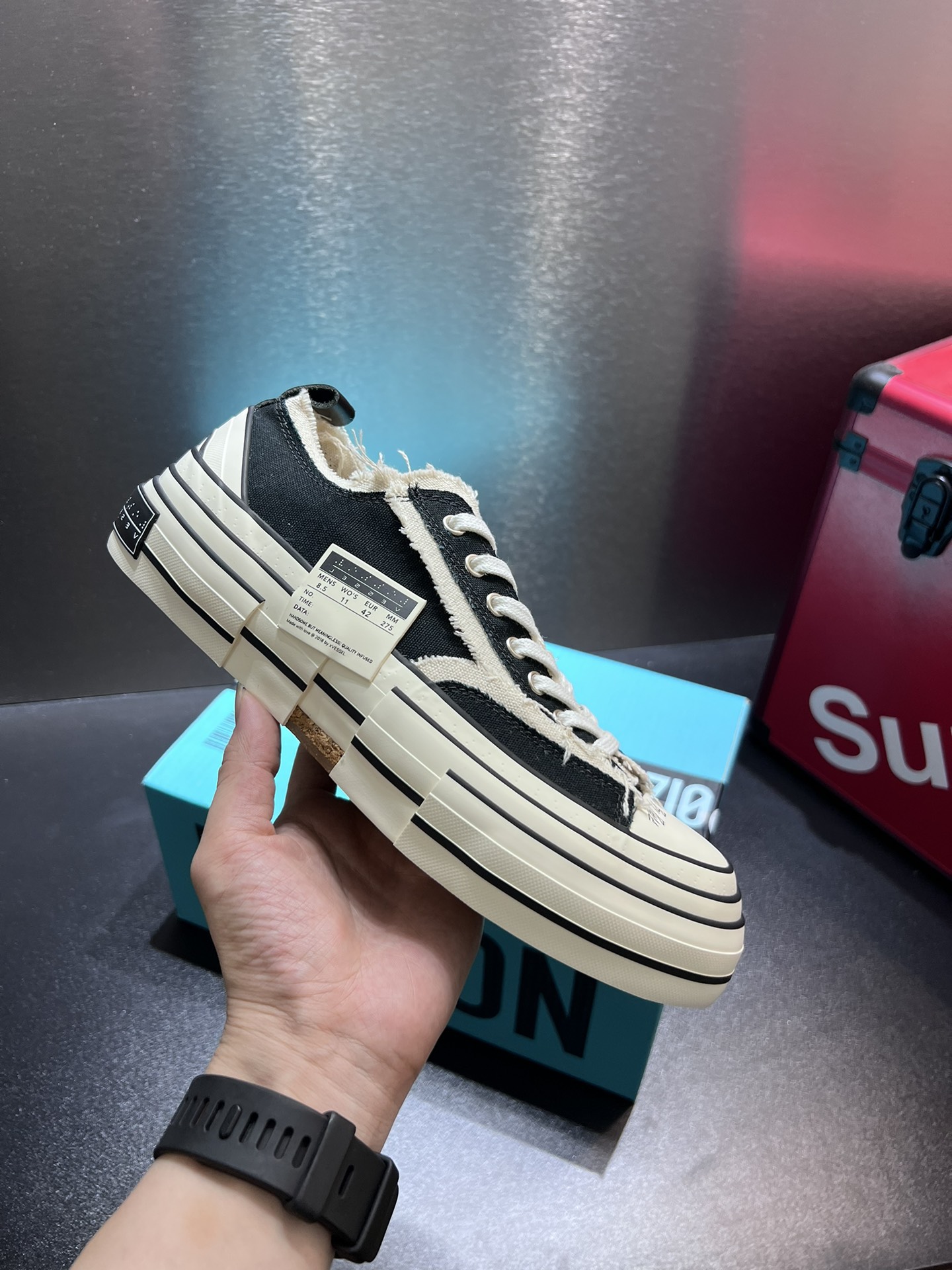 NO:352933,Top version of Dongguan goods, couples' model x Vessel, niche brand designed by Wu Jianhao has released a new nougat series, Yu Wenwen, Li Wenhan, Luo Yizhou, Wu Kequn, Liu Yiyun, Bai Shu, Tian Jiarui, same style as the star. Needless to say, you can compare it and know what the difference between the version on the market and the OEM products!  The overall design has a combination of harmonious versions. It is so handsome. It uses original imported canvas fabric and has a very good texture!  The whole shoe adopts the original vulcanized shoes, which hides the edge of the whole, reveals vitality and allows you to control it freely. Fabric imported canvas fabric, imported breathable mesh cloth, all shoe body imported super elastic sponge, outsole original anti-slip 11 rubber + top version top version U combination, not so stiff to wear!  !  !  Number of sizes for women 35-40 (40 custom made without return and exchange) for men 39-44,19860909莞货顶级版本顶级版本 情侣款 x vessel吴建豪设计的小众品牌又出新款牛轧糖系列,于文文 李汶翰 罗一周 吴克群 刘逸云 白澍 田嘉瑞 明星同款 不用多说什么拿到鞋你对比一下就知道市面上的版本跟代工厂的货差别在哪里！整体设计有一种和的结合版简直搭配的不要太帅气啊,采用原版进口帆布面料质感超好！整鞋是采用原版硫化鞋的做法,整体暗藏锋芒,流露活力气场,让你自在掌控. 面料进口帆布布料 内里进口透气网布全鞋身进口超弹海绵 大底原版防滑11橡胶+顶级版本顶级版本u组合,穿起来不那么生硬 ！！！ 码数 女款35-40（40定制不退换）男码39-44,,Men's shoes