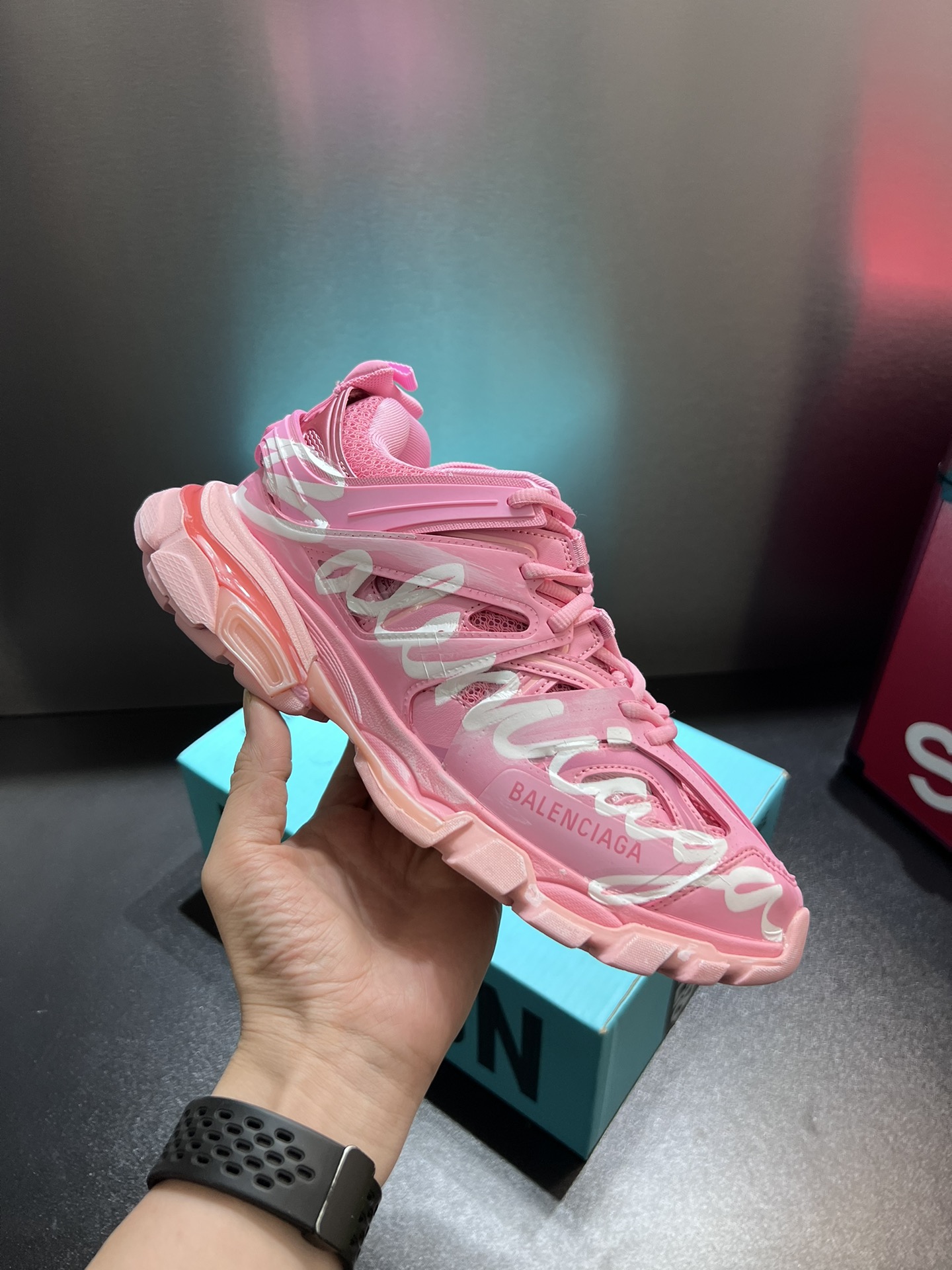 NO:353806,Real price Paris is a 3-generation series Balenciag*a Track 3.0 Low-top daddy shoes, old-fashioned black graffiti, produced by famous Paris manufacturers Original large box From the inside to the outside, everything is 100% restored ZP configuration, the details are unquestionable, the top version crushes the real-mark currency on the market, the whole pair of shoes is extremely difficult from beginning to end, ZP is purchased and launched, the details are basically restored in place This color is lighter in old size Size 35 36 37 38 39 40,,balenciaga19860909实价 巴黎是家3代系列 Balenciag*a Track 3.0 低帮老爹鞋 做旧黑色涂鸦 知名巴黎大厂出品 原装大盒 从里到外 一切百分百还原ZP配置 细节品质毋庸置疑 顶级版碾压市面真标通货 整双鞋子从头到尾难度极高 ZP购入开版 细节基本还原到位 这个配色做旧比较轻微 尺码35 36 37 38 39 40,,balenciaga,Men's shoes