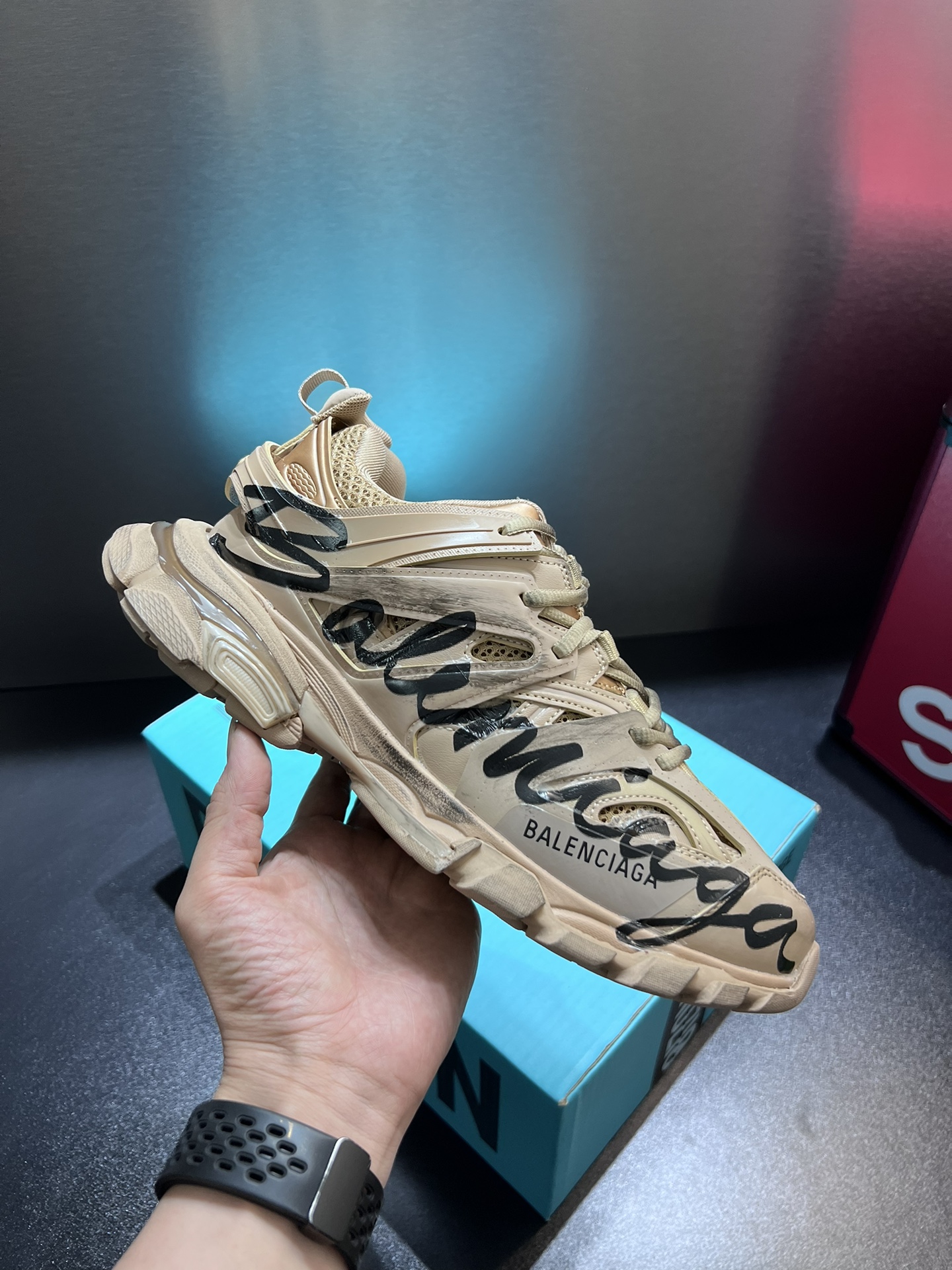 NO:353822,Real price Paris is a 3-generation series Balenciag*a Track 3.0 Low-top daddy shoes, old-fashioned black graffiti, produced by famous Paris manufacturers Original large box From the inside to the outside, everything is 100% restored ZP configuration, the details are unquestionable, the top version crushes the real-mark currency on the market, the whole pair of shoes is extremely difficult from beginning to end, ZP is purchased and launched, the details are basically restored in place This color is lighter in old size Size 35 36 37 38 39 40 41 42 43 44 45,,balenciaga19860909实价 巴黎是家3代系列 Balenciag*a Track 3.0 低帮老爹鞋 做旧黑色涂鸦 知名巴黎大厂出品 原装大盒 从里到外 一切百分百还原ZP配置 细节品质毋庸置疑 顶级版碾压市面真标通货 整双鞋子从头到尾难度极高 ZP购入开版 细节基本还原到位 这个配色做旧比较轻微 尺码35 36 37 38 39 40 41 42 43 44 45,,balenciaga,Men's shoes