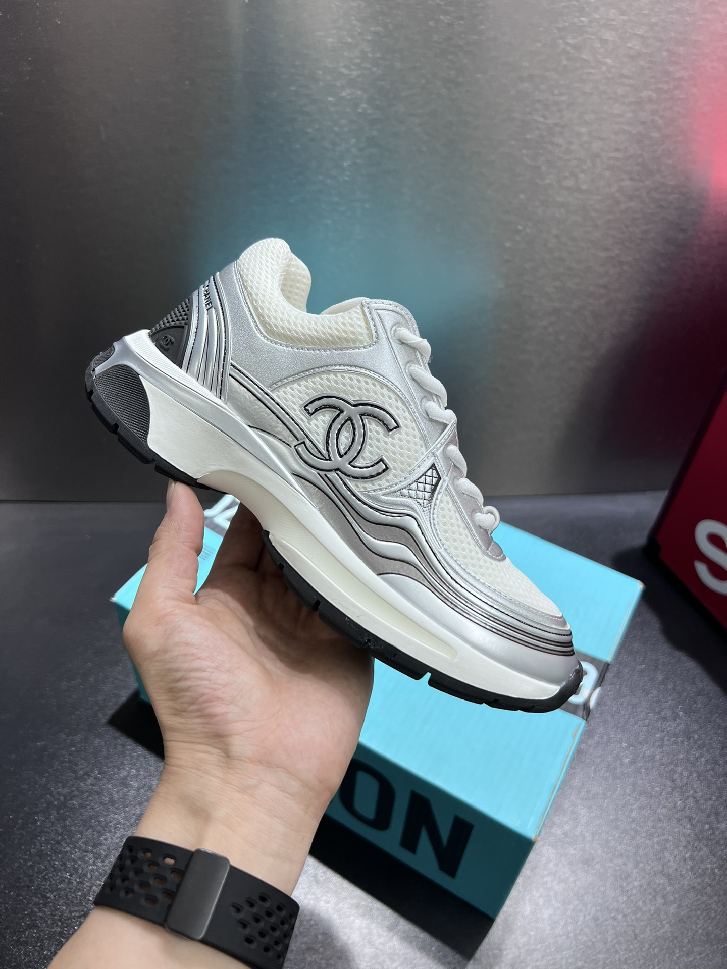 NO:277931,Chanel latest 24S series, small fragrance, pink, casual, sneakers, gold, silver horn king, couples, latest foreign catwalk series, Chanel early spring series, is held in the world's second smallest country. The series is inspired by Monaco's international seaside lifestyle, from the F1 racing track to the beach pool, creating a variety and unique new series of racers' heads, helmets, one-piece suits and other elements have been reinterpreted to make it look more fashionable. The delivery counter is exquisitely packaged 24829-31300 Fabric: original imported suede cowhide, original custom breathable net, sole original opening model, ultra-light foam combination sole, bottom thickness 3.5CM Size: 35-42,,chanel,chanel,alexander wang,sneakers,cowhide,chamois leather19860909Chane*香奈儿 最新24S系列 小香 粉色 休闲 运动鞋 金 银角大王 情侣款 最新国外走秀系列Chane* 香奈儿 早春系列在世界第二小国举办.系列以摩纳哥国际化的海滨生活方式为灵感,从F1赛车赛道到海滩泳池,打造了多样且别致的全新系列赛车手的头,盔,连身套装等元素经过重新诠释更显时尚感 配送专柜精美包装 24829-31300 面料: 原版进口麂皮牛皮 内里原版定制透气网里 鞋底原版开模超轻发泡组合大底 底厚3.5CM Size: 35-42,,chanel,chanel,alexander wang,sneakers,cowhide,chamois leather,Men's shoes