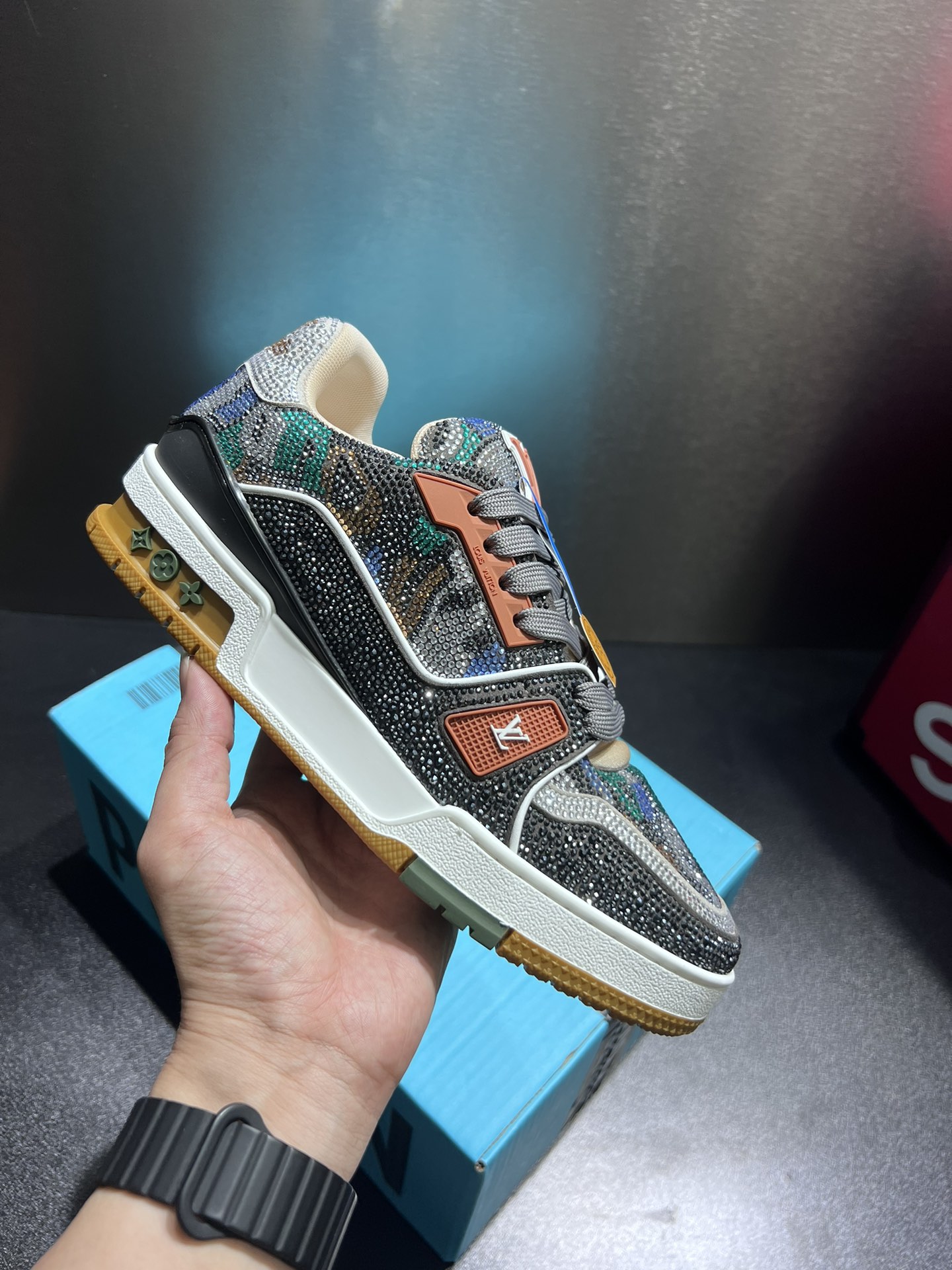 NO:347004,Real price Top version of this model LV Trainer shines with dazzling light from crystal, paying tribute to the original design launched by designer Virgil Abloh's spring and summer series. The complex upper and rubber outsole declare classic brushstrokes, Monogram flowers embellish them, conveying the inspiration of the retro basket. Exclusive custom fabric cowhide high mercerized beef reverse velvet Exclusive private model Vuitton logo, shoelace row Custom silky mesh T-combined into a sole wear-resistant, non-slip, and yellow. The original mold opening sole is also hidden deep in Monogram flowers. The process of full-needle car pulling wire. Toe, back cover, hot and cold processing and shaping. Full set of pull-up sleeves. 35-40 39-44 (45.46),,louis vuitton,cowhide19860909实价 顶级版本侣款 本款 LV Trainer 闪烁水晶的炫目光芒,向设计师Virgil Abloh 春夏系列推出的原版设计致敬.繁复鞋面和橡胶外底宣示经典笔触,Monogram 花卉点缀其上,传递复古篮的灵感启发. 独家定制面料牛皮拼高丝光牛反绒 独家私模Vuitton 标识,鞋带排 定制丝滑网里 T组合成底耐磨防滑防黄 原版开模大底也深藏着Monogram 花卉 流程全针车拉线.鞋头,后套,冷热加工定型.全套拉帮套楦. 35-40 39-44（45.46）,,louis vuitton,cowhide,Men's shoes