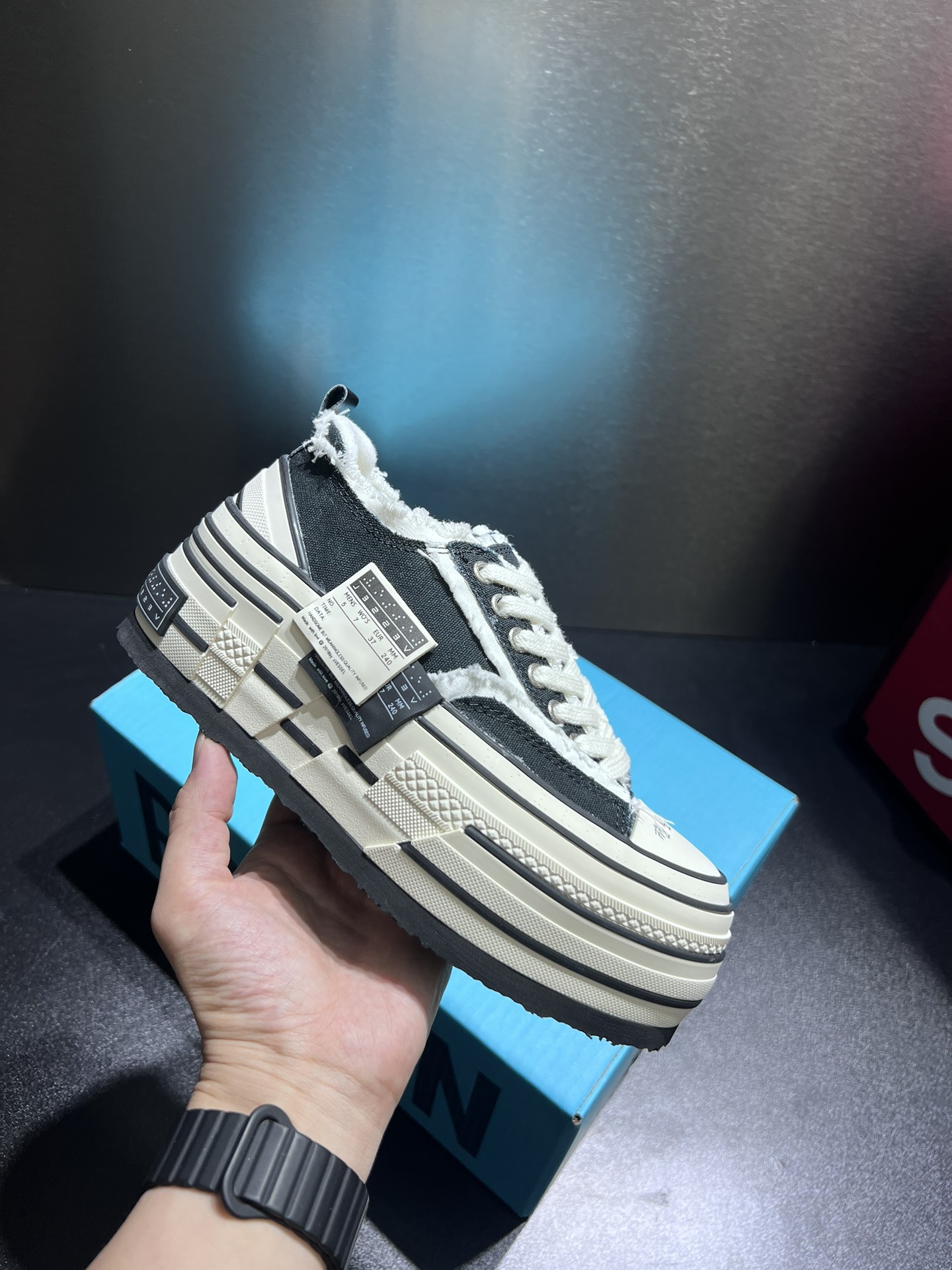 NO:347749,xVESSEL High-enhance comfort low-top men and women same white half-tugging and kicking xVESSEL series Black and white versatile colors and paired with shoe logo design, the classic reveals the trend, I still like the appearance. Not only does it increase height but also makes your legs look longer, breathable and comfortable, and it doesn’t look bulky when wearing thick soles when going out. In summer, you will feel a youthful feeling when going out. It can be said to be a good choice for going out. Houjie original factory Houjie SF Express straight hair, and you will see the details!  Absolutely not comparable upper/details Buy with confidence and fidelity!  Support NFC chip identification Support original box Turing App identification size35-44 The only real original manufacturer on the market is Wu Jianhao!  Exclusive supply of the market Rare resources Pre-order from the fastest,19860909xVESSEL 増高舒适低帮男女同款白色半拖一脚蹬 xVESSEL的系列 黑白的百搭配色搭配上双鞋标设计,经典中又透露着潮流,颜值我还是蛮喜欢的 不仅增高还显腿长,面透气舒适,日常出街穿着厚底也不显笨重,夏天搭配个,出街自带少年感,可以说是一双不错的出街选择 厚街原厂 厚街顺丰直发 细节自观！绝非比拟的鞋面/细节 放心购买 保真！支持NFC芯片鉴定 支持原盒图灵App鉴定 size35-44 市售唯一真原厂吴建豪！ 市场独家供应货源 稀有资源 预购从速,,Men's shoes