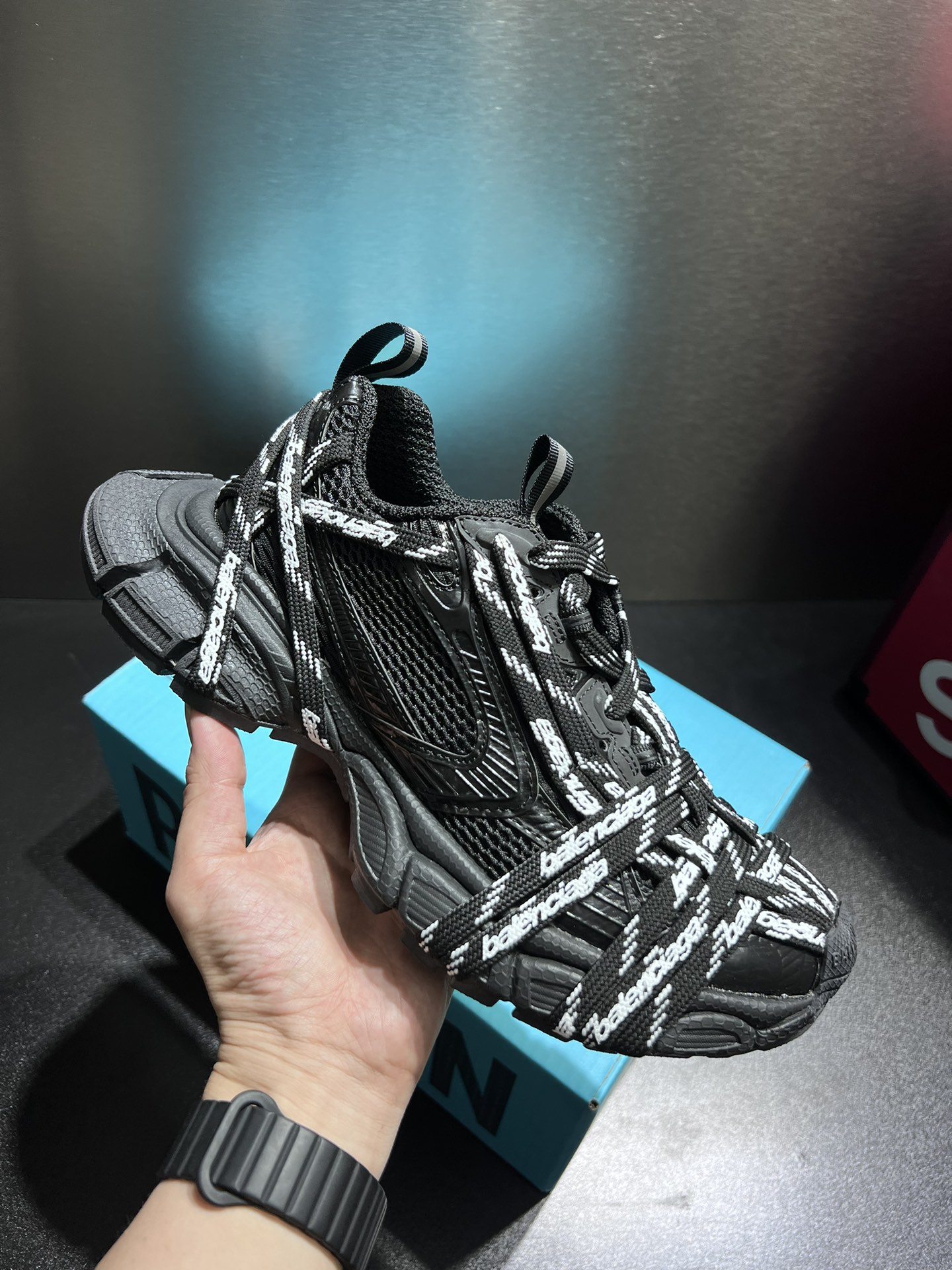 NO:349235,Gargo's new 3XL extreme straps, new ten-generation trendy running shoes, original factory last, old details are full. The original shoes are developed simultaneously with environmentally friendly sky leather and mesh fabric upper midsole, equipped with lightweight foam EVA cushioned midsole, combined with anti-slip rubber outsole to add a new design. While continuing the outdoor contour and complex upper structure of the Tra Trainer, it is more retro style. Size 35-45,19860909Gargo 全新3XL极限绑带 全新十代潮流跑鞋 原厂楦头 做旧细节拉满 原鞋同步开发采用环保天空革与网眼织物鞋面材质中底搭载轻量发泡EVA缓震中底 组合防滑橡胶大底增加全新设计 在延续 Tra Trainer 户外轮廓和复杂鞋面结构的同时 更具复古风格 尺码35-45,,Men's shoes