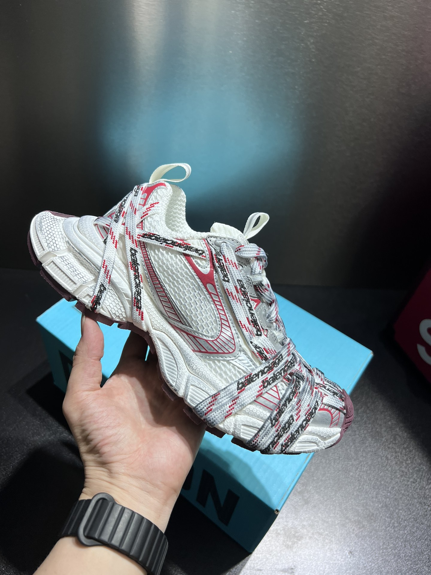 NO:351331,Real-price Gargo new 3XL extreme straps, new ten-generation trendy running shoes, original factory last, old details are full. The original shoes are developed simultaneously with environmentally friendly sky leather and mesh fabric upper material midsole equipped with lightweight foam EVA cushioned midsole. Combined anti-slip rubber outsole adds a new design. While continuing the outdoor contour and complex upper structure of the Tra Trainer, it is more retro style. Size 35-45,19860909实价 Gargo 全新3XL极限绑带 全新十代潮流跑鞋 原厂楦头 做旧细节拉满 原鞋同步开发采用环保天空革与网眼织物鞋面材质中底搭载轻量发泡EVA缓震中底 组合防滑橡胶大底增加全新设计 在延续 Tra Trainer 户外轮廓和复杂鞋面结构的同时 更具复古风格 尺码35-45,,Men's shoes