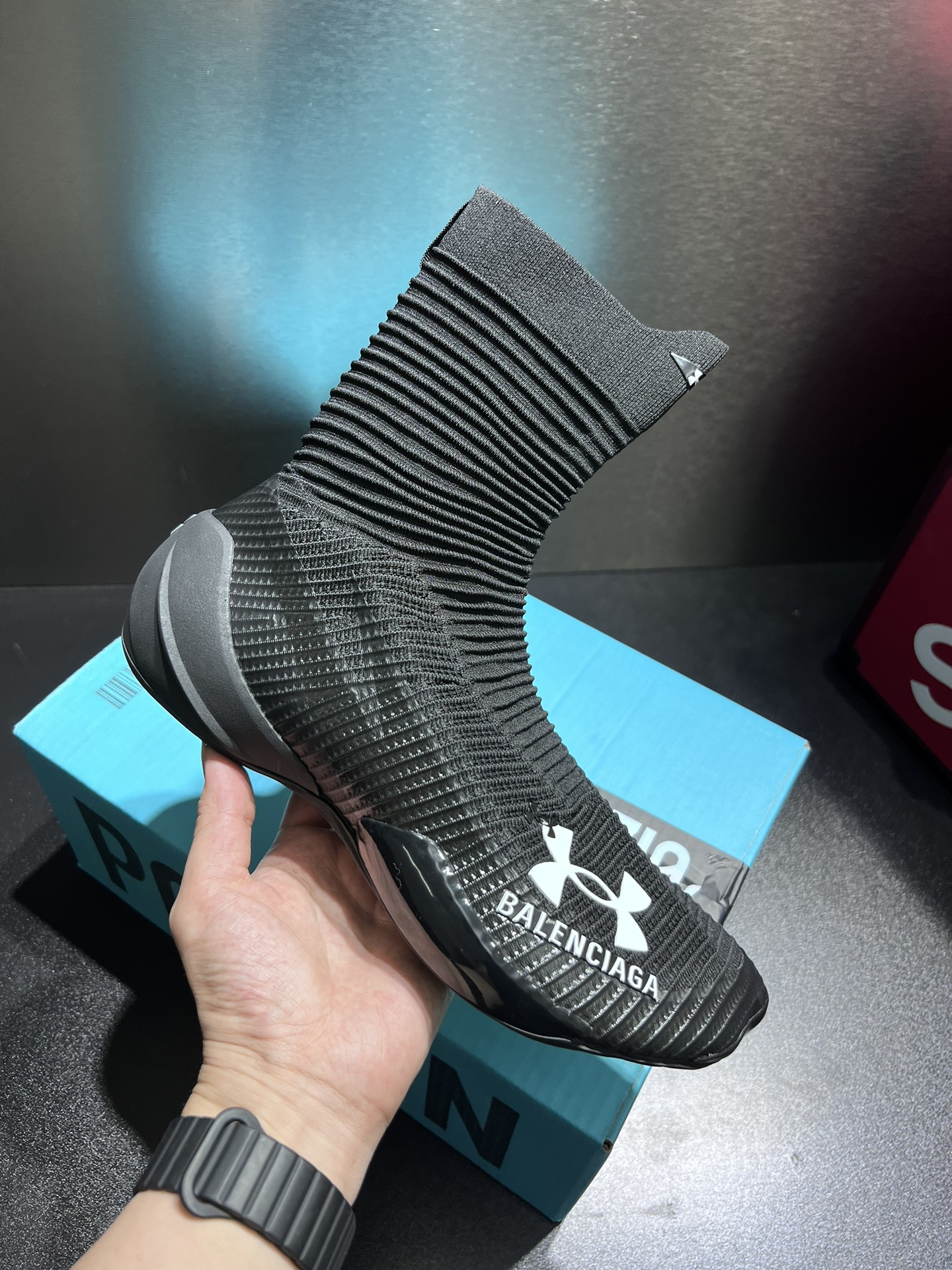 NO:352921,Spring and summer show co-branded couple shoes 7950RMB purchased and developed and capsule series is a bold collaboration between a high-end luxury brand and a sports brand. This series includes an oversized hoodie, modern, reflecting the fusion of high-end fashion and sportswear. Known for its avant-garde approach, but is well known for its performance equipment, both creating items that are suitable for street fashion enthusiasts and high-end fashion enthusiasts. The collaboration series adopts minimalist design with a double brand logo, showing a seamless fusion of luxury and sports aesthetics. The upper is original custom-made fly weaving and dripping rubber craftsmanship. Exclusive private mold rubber combination outsole Size35-40 39-45 (40 45 customization), hats19860909春夏秀款联名情侣款鞋 7950RMB购入开发 和 胶囊系列是一个高端奢侈品牌与运动品牌的大胆合作.这个系列包括了超大号的连帽衫、和现代,体现了高级时尚与运动装的融合.以其前卫的方法而闻名,而 则以其性能装备而知名,两者创造了既适合街头时尚爱好者又适合高级时尚爱好者的单品.合作系列采用了极简设计,带有双品牌标识,展示了的奢华与 的运动美学的无缝融合 鞋面原版定制飞织滴胶工艺 独家私模橡胶组合大底Size35-40 39-45（40 45定制）,,hats,Men's shoes