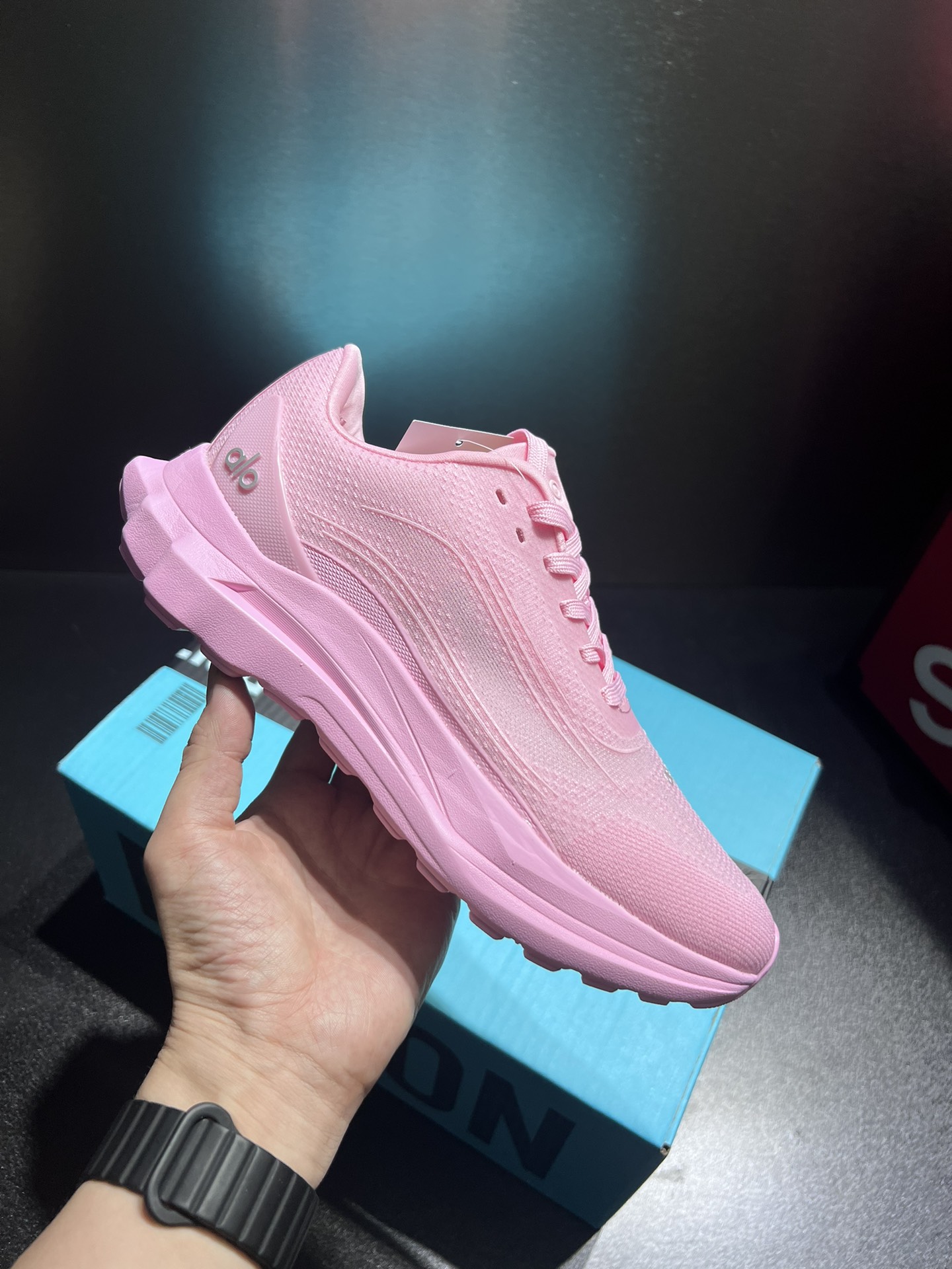 NO:344420,Real price channel original list alo yoga Alo Runner simple, comfortable, non-slip and wear-resistant low-top running shoes for men and women. White Size 36-40 Item number A0590U-White/White ALO's fitness shoes are really lovely, easy to wear, comfortable, and beautiful, and the price is reasonable!  I recently discovered this running shoes, I love them so much, I can help them all!  It’s online and is very suitable for running in shoes!  ,19860909实价 渠道原单 alo yoga Alo Runner 简约舒适防滑耐磨 低帮跑步鞋男女同款 白色 尺码36-40 货号A0590U-White/White ALO家的健身鞋真的好爱, 好穿,舒服,又好看 而且价格也还算合理！ 最近发现这款跑鞋,可太爱了,都给我冲！ 颜值在线,穿鞋跑步运动也非常适合！,,Men's shoes