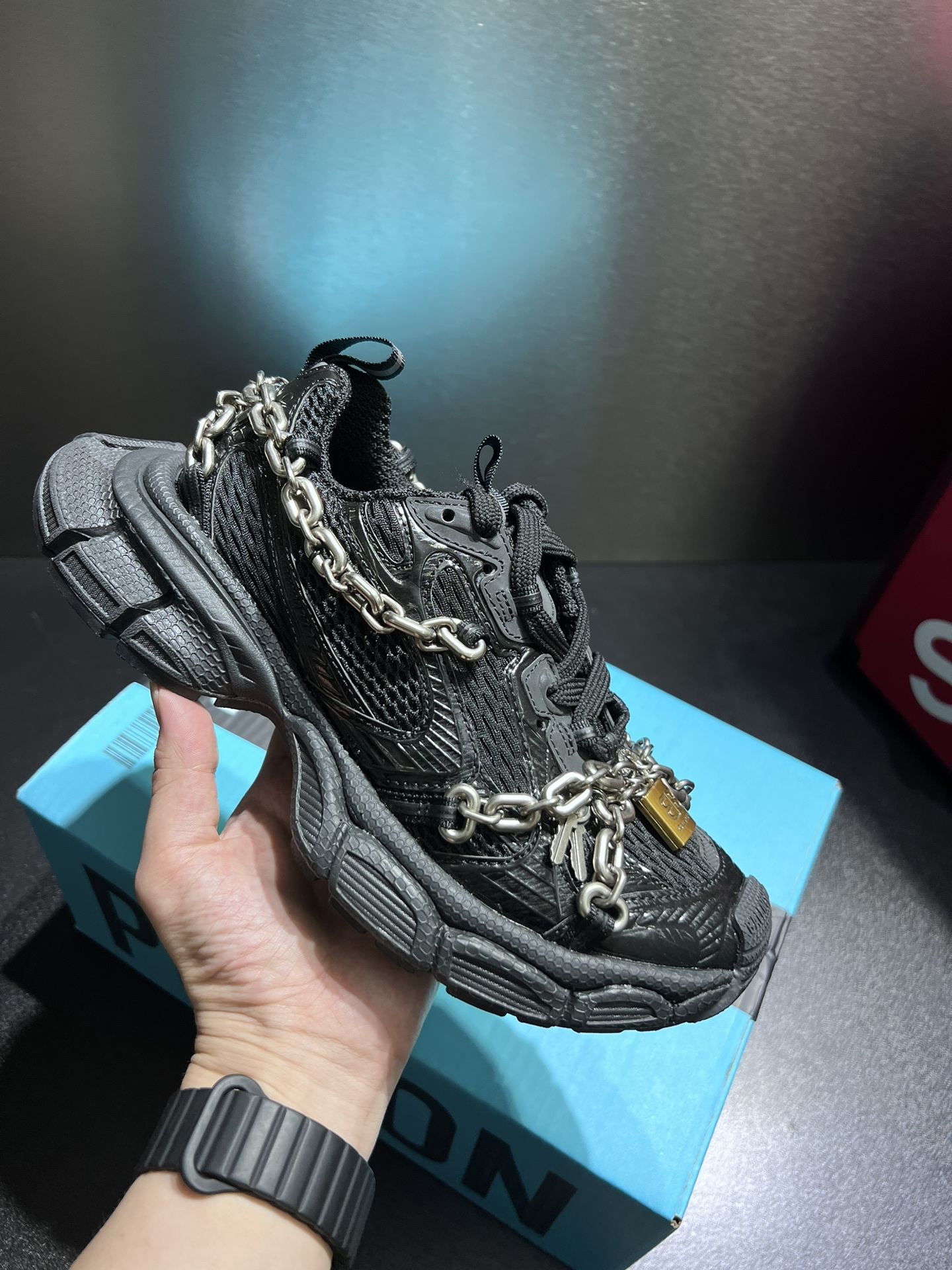 NO:353841,Real-price 3XL concentric lock Phantom Sneaker Official synchronization New 3XL ten-generation trendy casual shoes Add a new design While continuing the outdoor contour and complex upper structure of the Tra Trainer, the new version adds metal-style chain parts and special elements such as childish locks and keys to the upper position, and is at the forefront of the trend. Size 35 36 37 38 39 40 41 42 43 44 45,,tom ford19860909实价 3XL 同心锁 Phantom Sneaker 官方同步 全新3XL十代潮流休闲鞋 增加全新设计 在延续 Tra Trainer 户外轮廓和复杂鞋面结构的同时,新版本在鞋面位置增加了金属风的锁链零件和童心锁,钥匙等特色元素,走在潮流的前沿 尺码35 36 37 38 39 40 41 42 43 44 45,,tom ford,Men's shoes