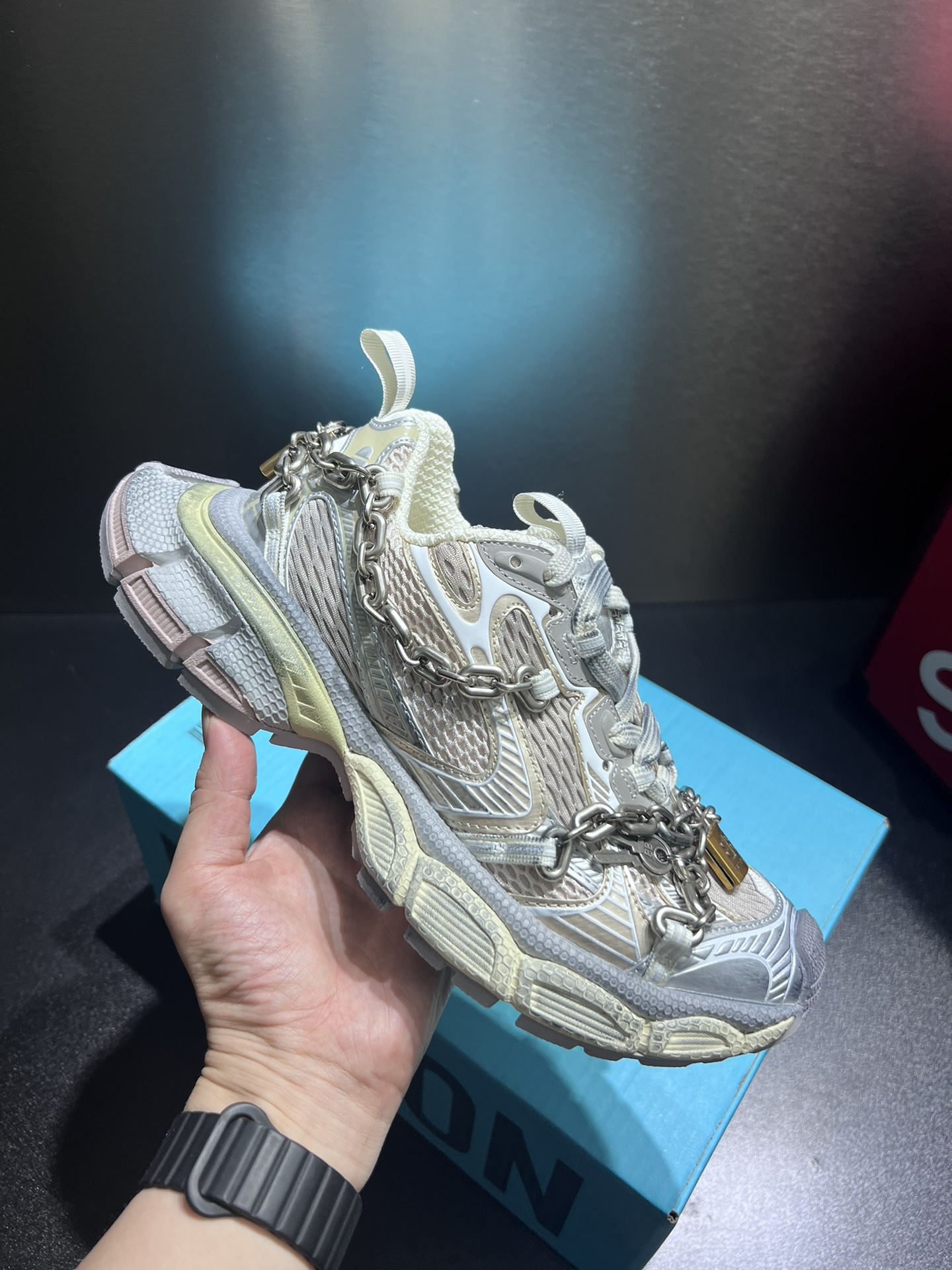 NO:353856,Real-price 3XL children's heart lock Phantom Sneaker Official synchronization New 3XL ten-generation trendy casual shoes Add a new design While continuing the outdoor contour and complex upper structure of the Tra Trainer, the new version adds metal-style chain parts and special elements such as child's heart locks and keys to the upper position, and is at the forefront of the trend. Size 35 36 37 38 39 40 41 42 43 44 45,,tom ford19860909实价 3XL童心锁 Phantom Sneaker 官方同步 全新3XL十代潮流休闲鞋 增加全新设计 在延续 Tra Trainer 户外轮廓和复杂鞋面结构的同时,新版本在鞋面位置增加了金属风的锁链零件和童心锁,钥匙等特色元素,走在潮流的前沿 尺码35 36 37 38 39 40 41 42 43 44 45,,tom ford,Men's shoes